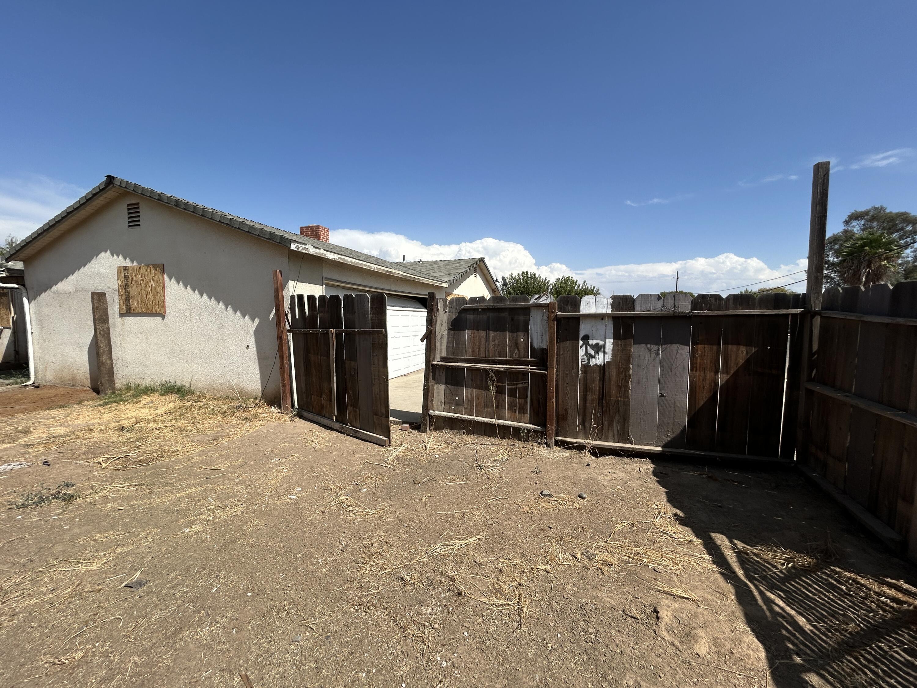 261 11th St, Orange Cove, CA 93646
