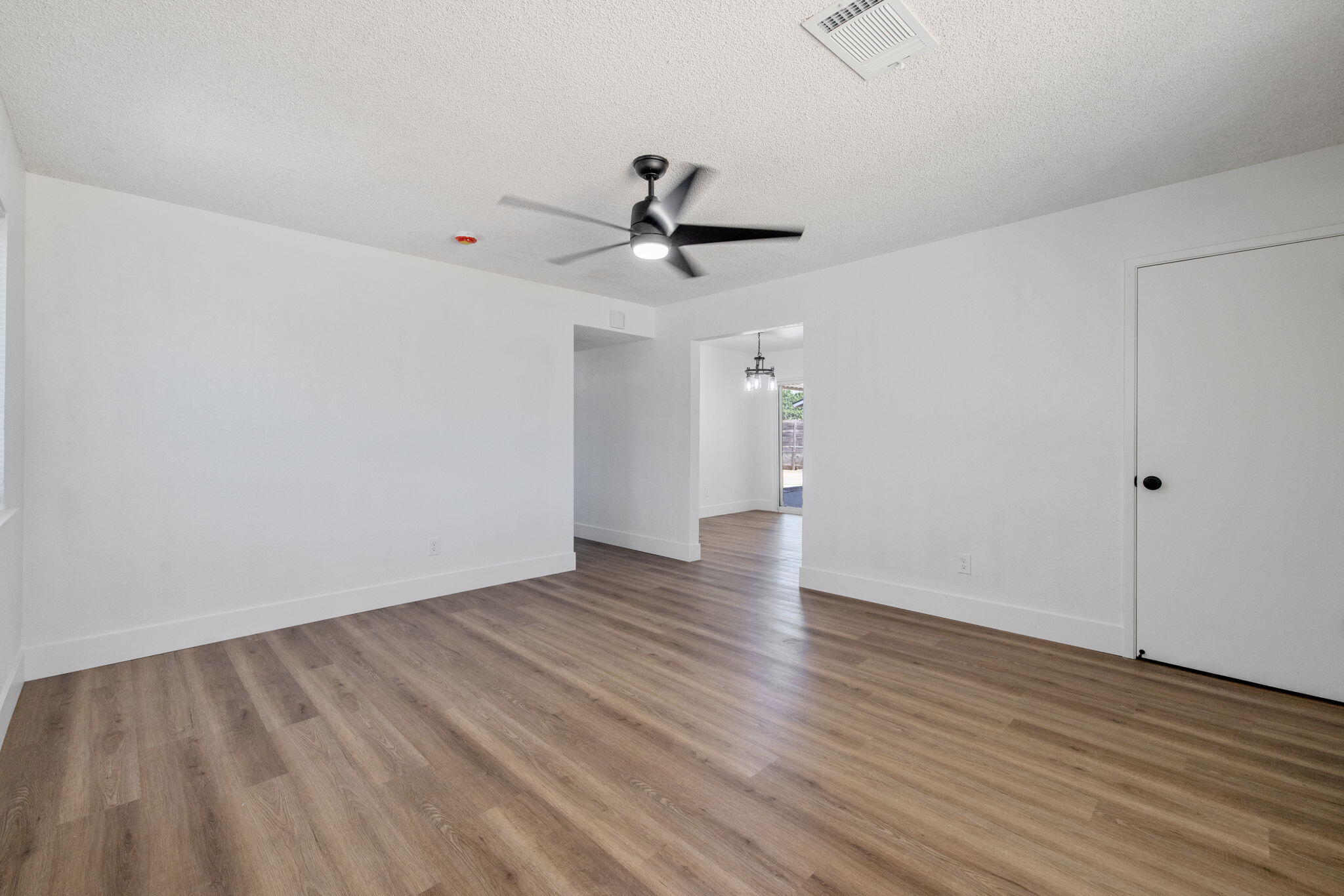 587 Sunset St, Kingsburg, CA 93631