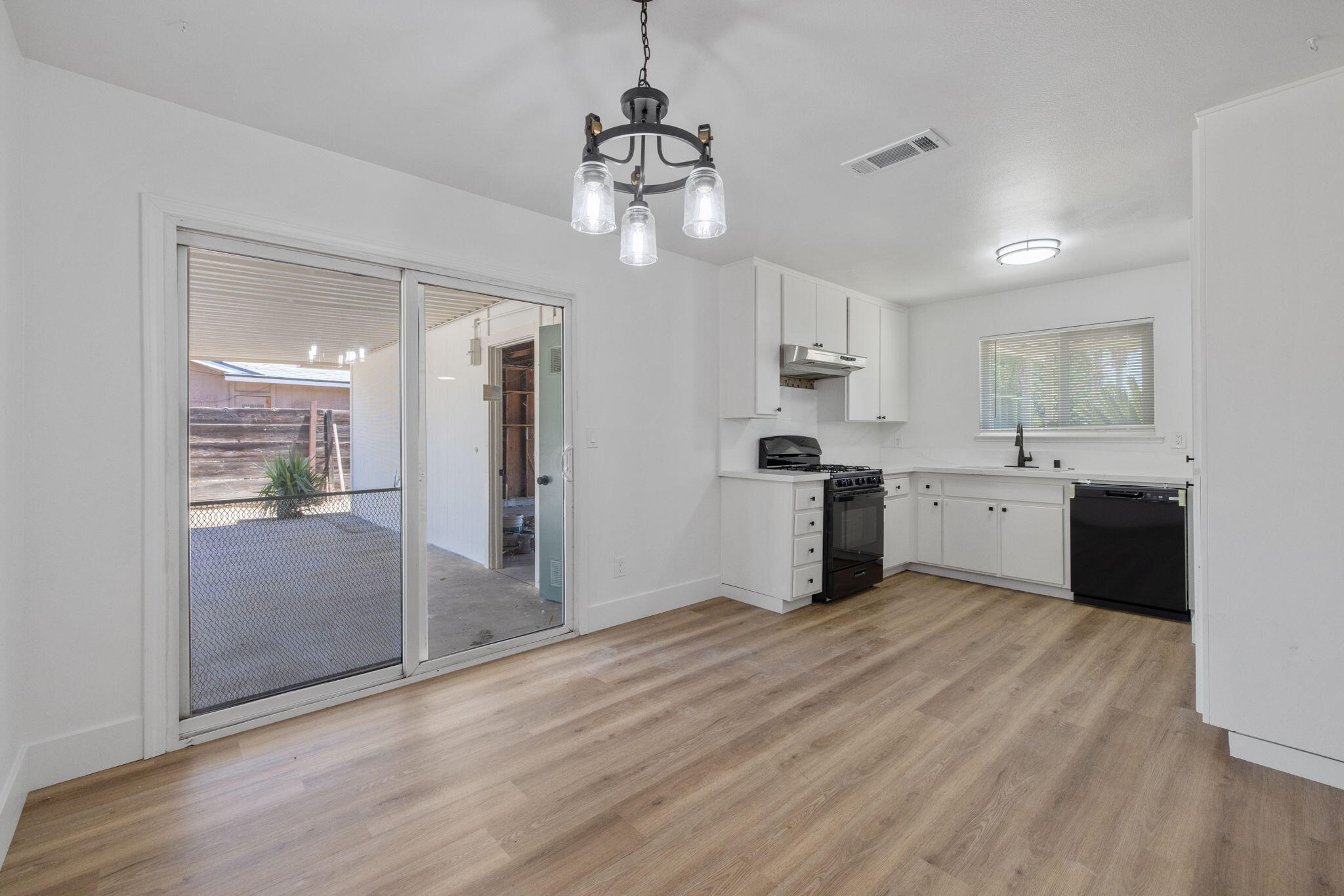 587 Sunset St, Kingsburg, CA 93631