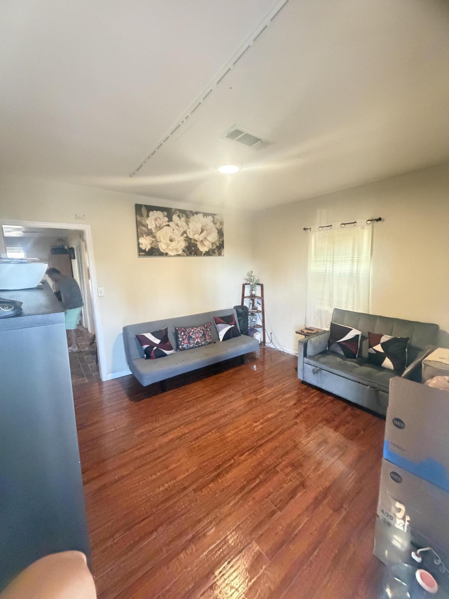 316 E 10th St, Hanford, CA 93230