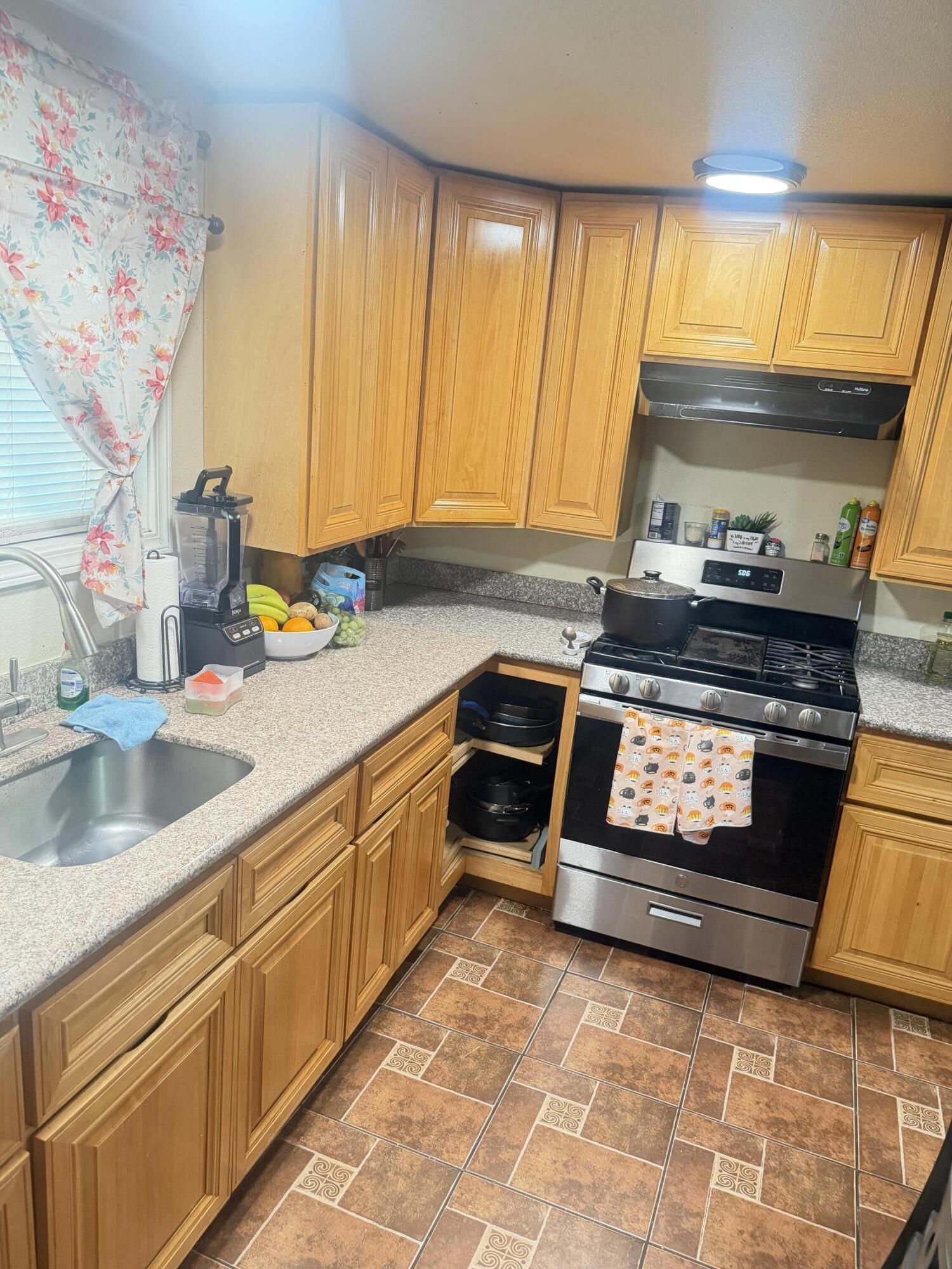 316 E 10th St, Hanford, CA 93230