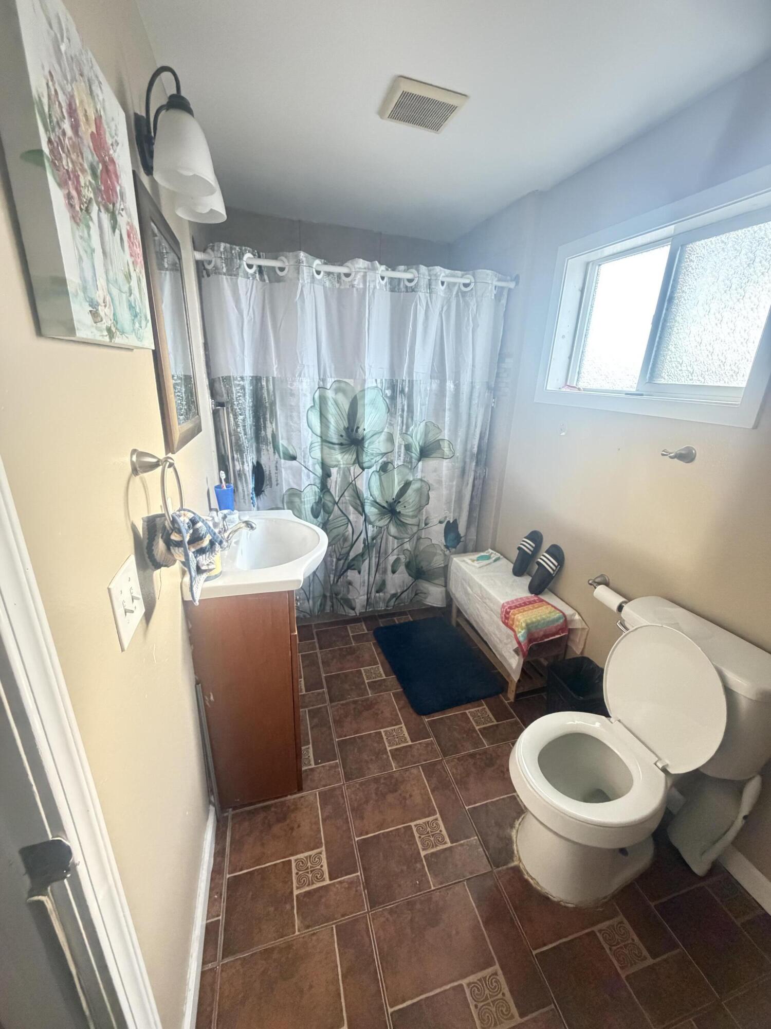 316 E 10th St, Hanford, CA 93230