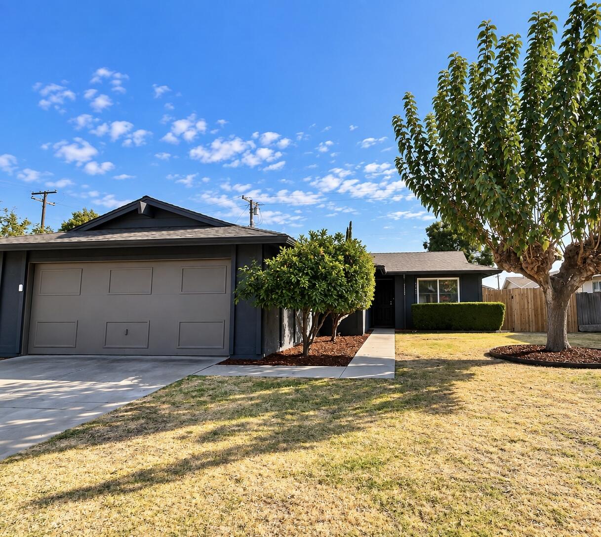 1565 Lark St, Hanford, CA 93230