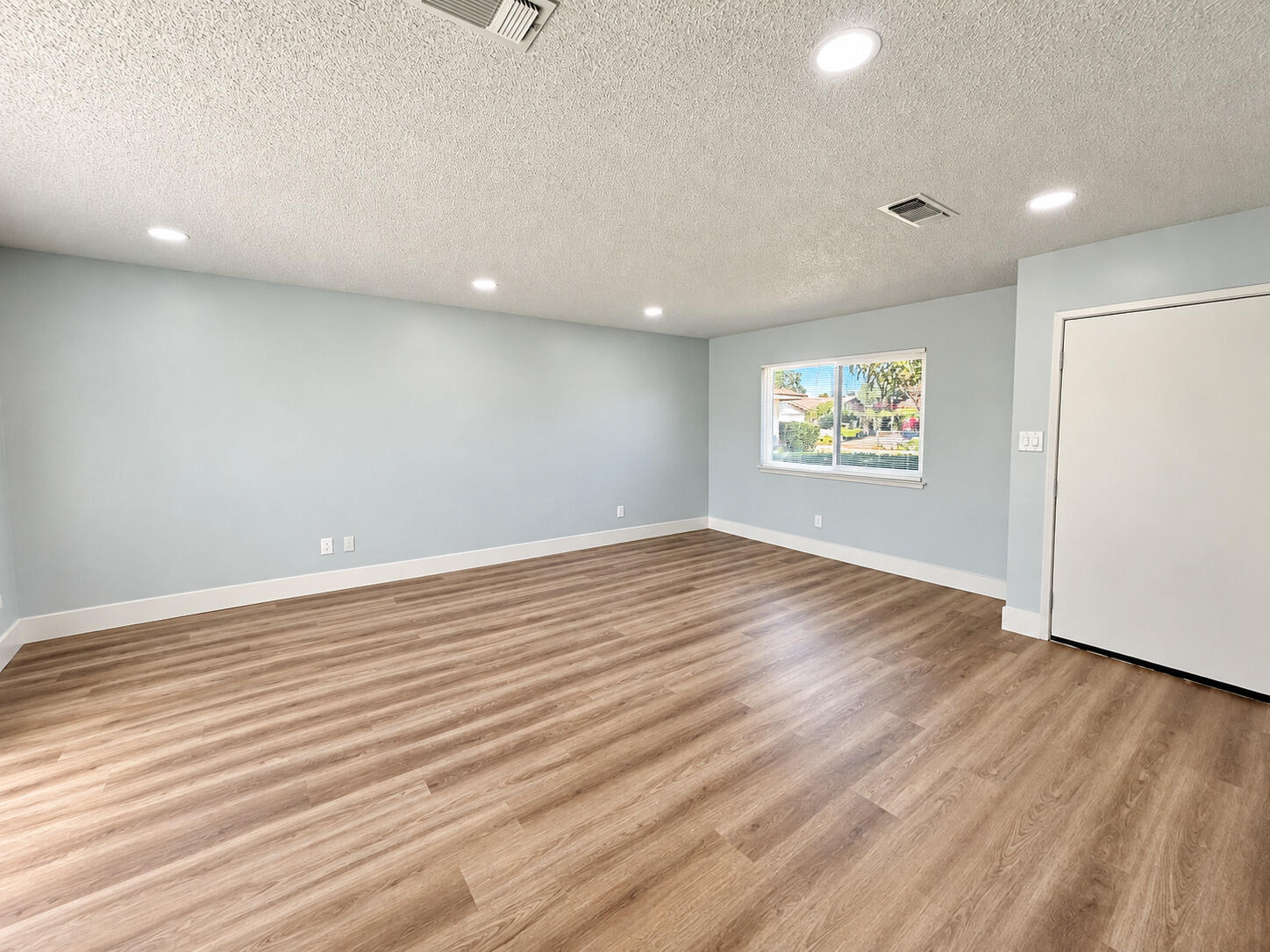 1565 Lark St, Hanford, CA 93230