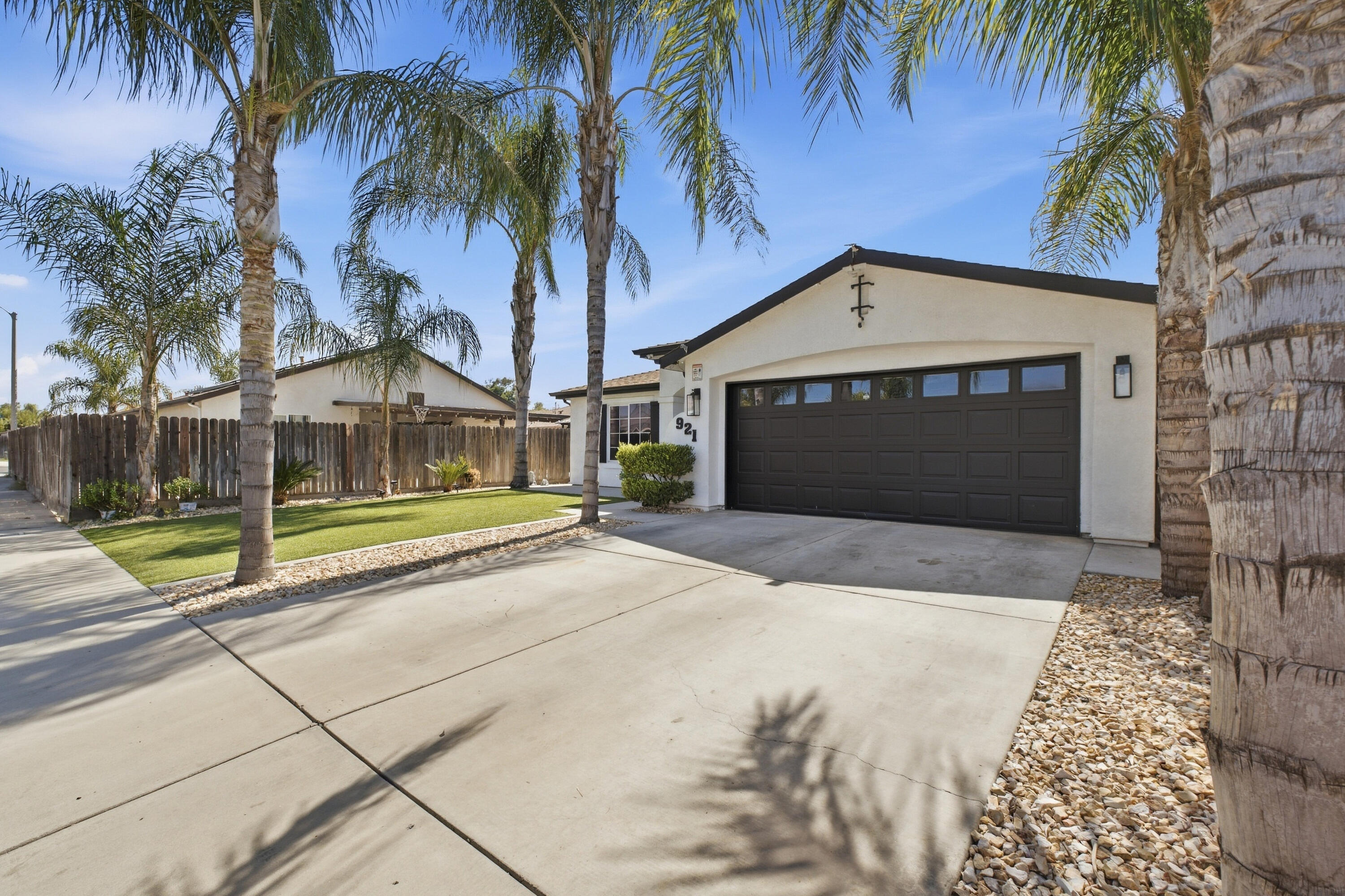 921 Lybarger Ave, Porterville, CA 93257