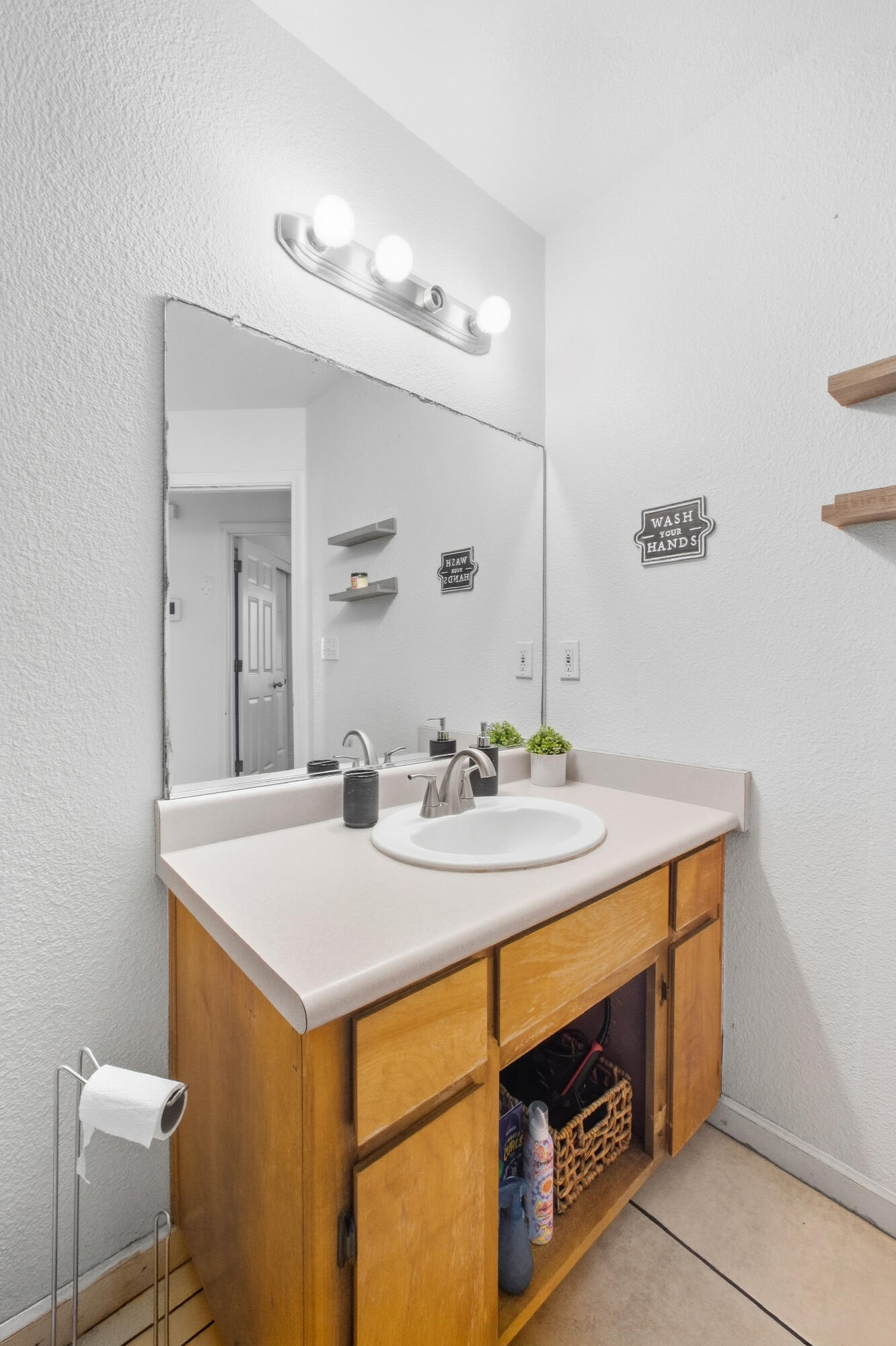 921 Lybarger Ave, Porterville, CA 93257