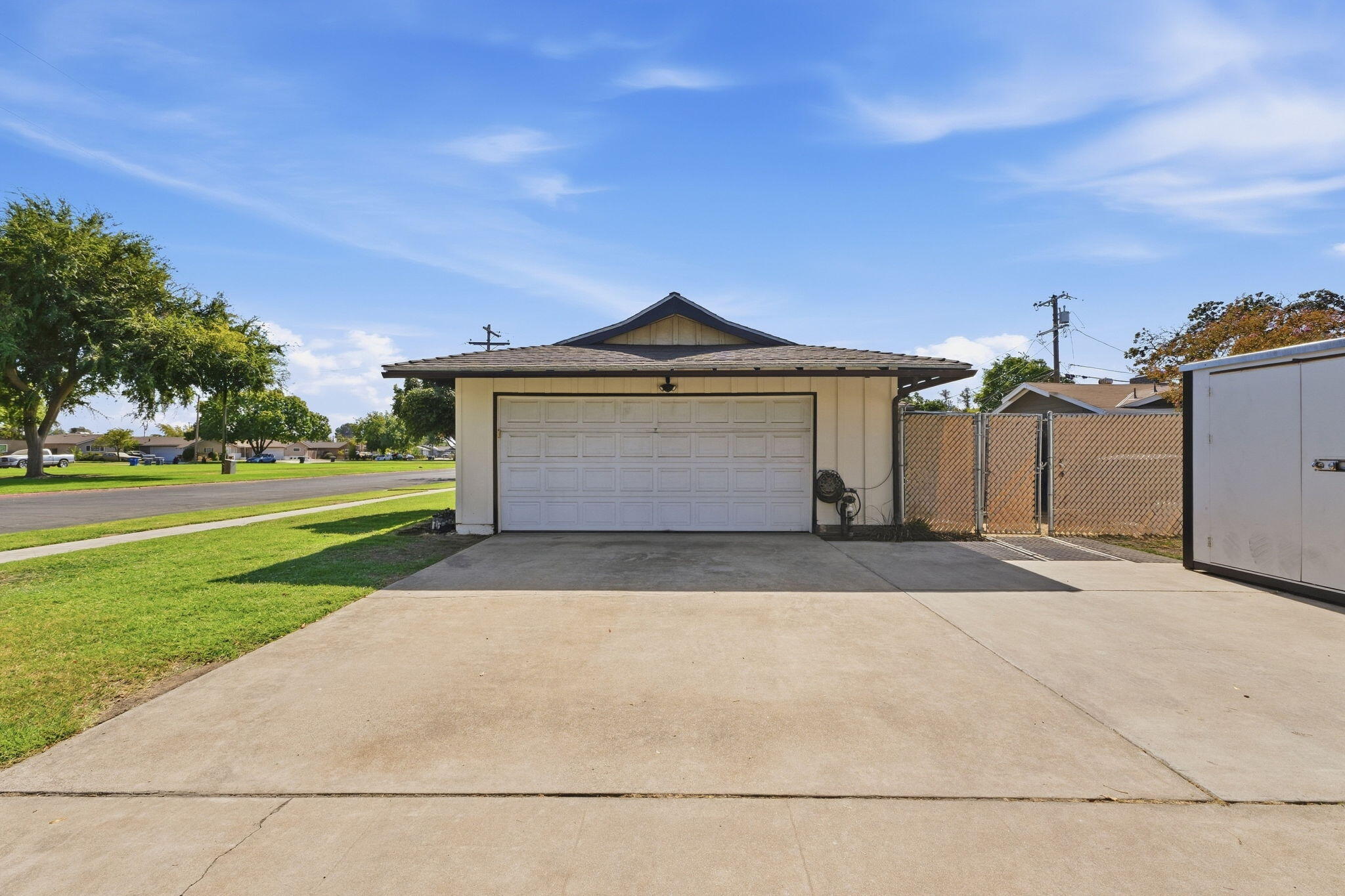 3985 N Tollhouse Rd, Fresno, CA 93726