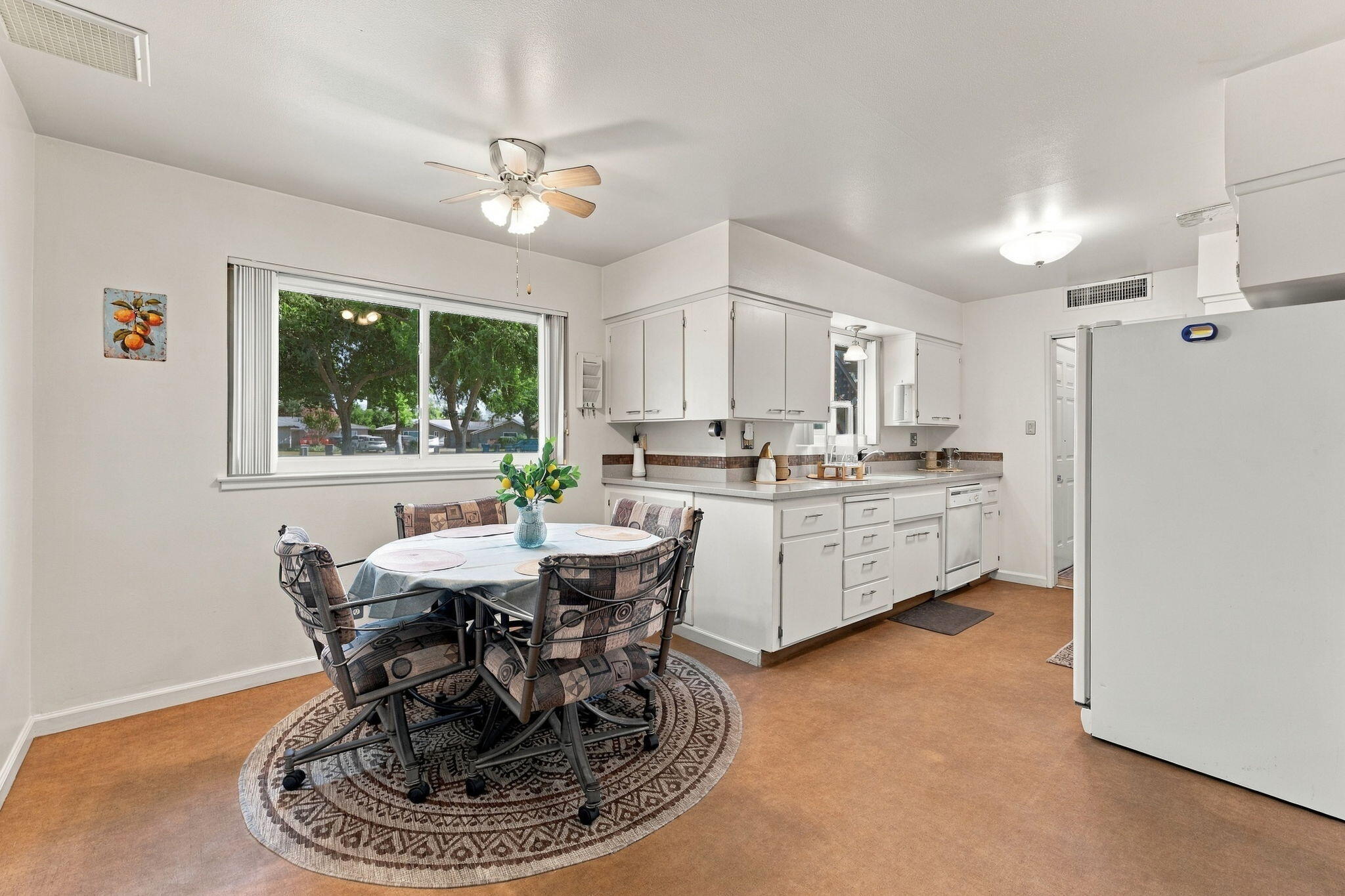 3985 N Tollhouse Rd, Fresno, CA 93726