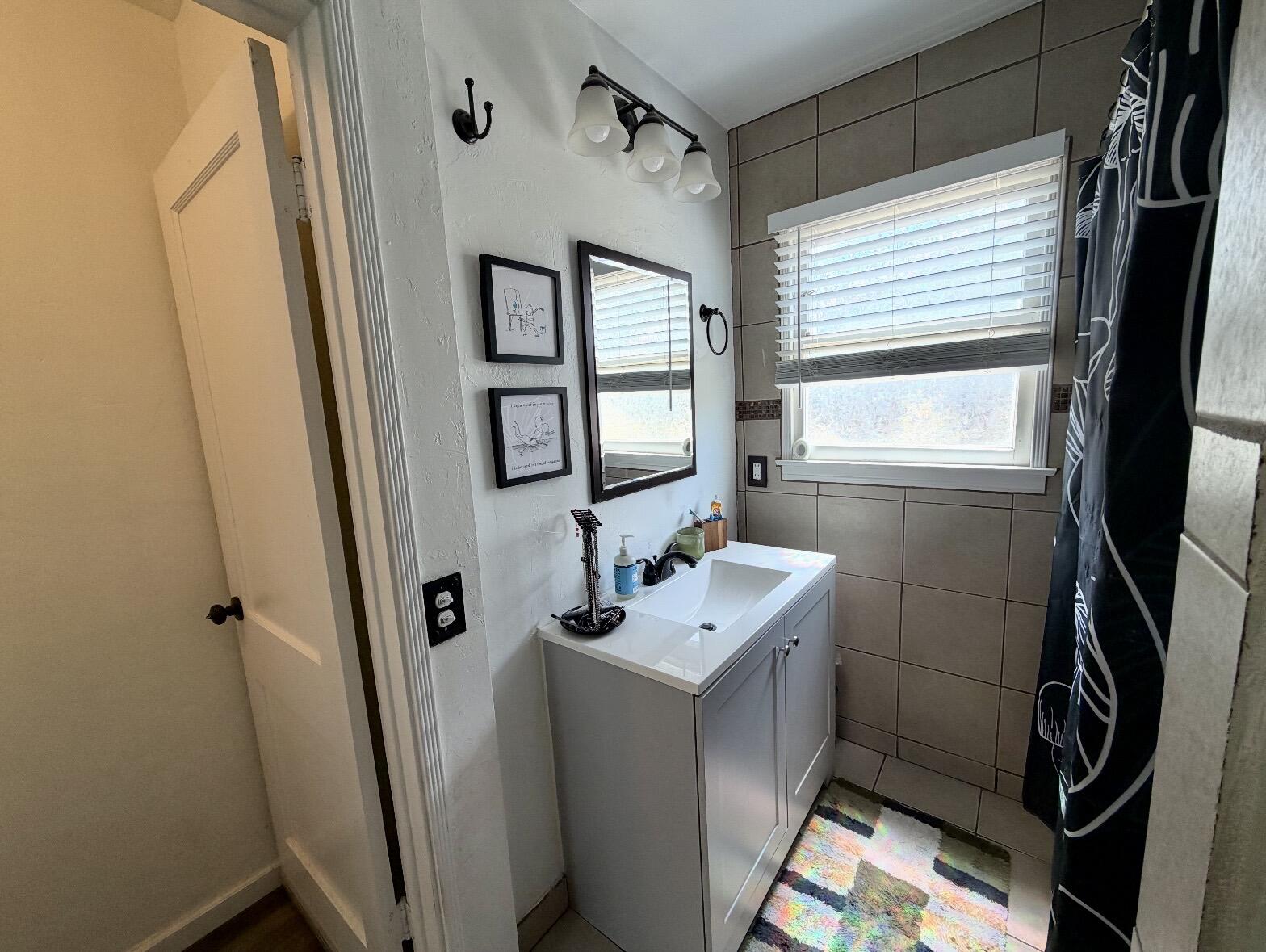 1826 Mckinley Ave, Hanford, CA 93230