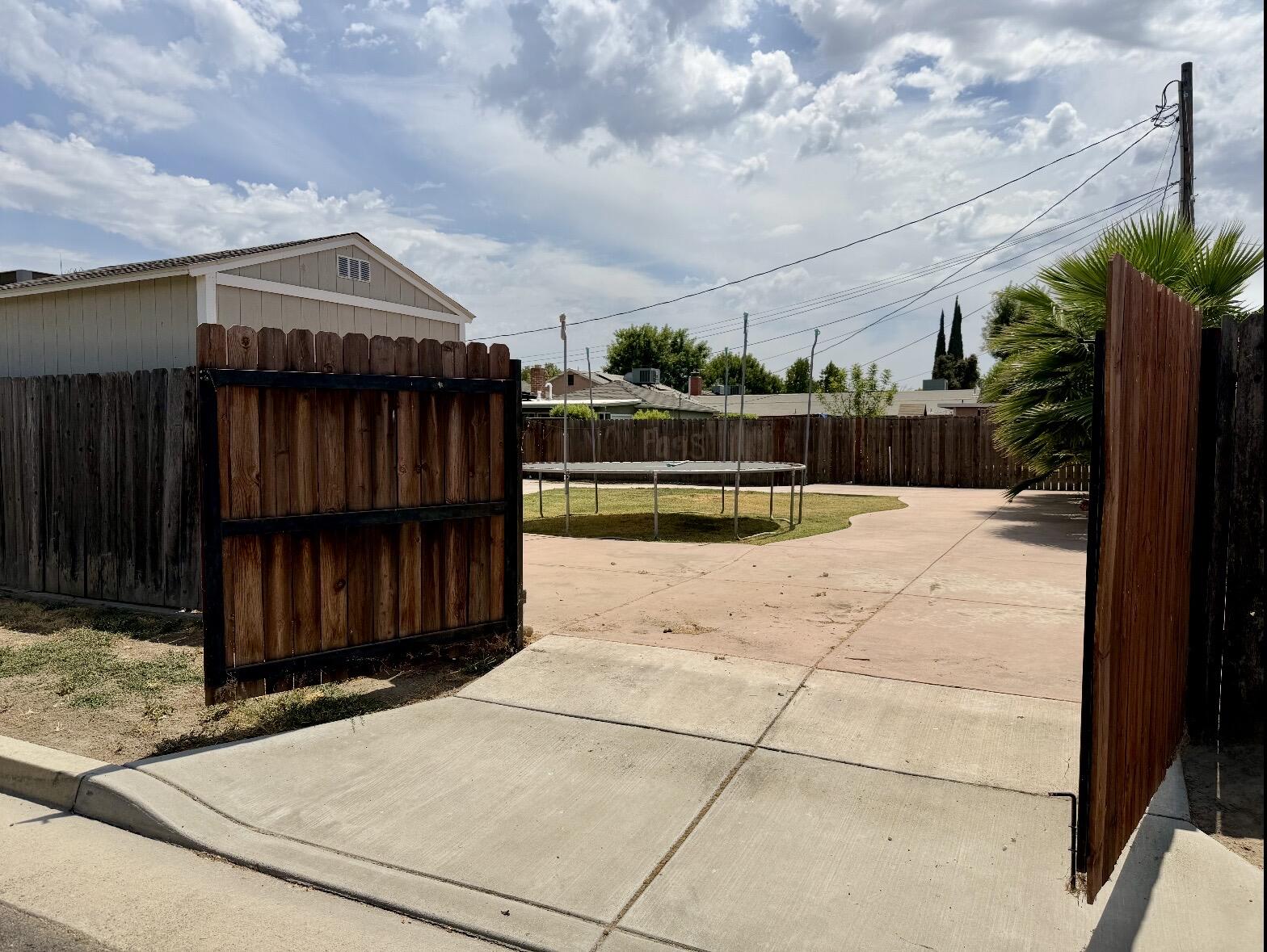 1826 Mckinley Ave, Hanford, CA 93230