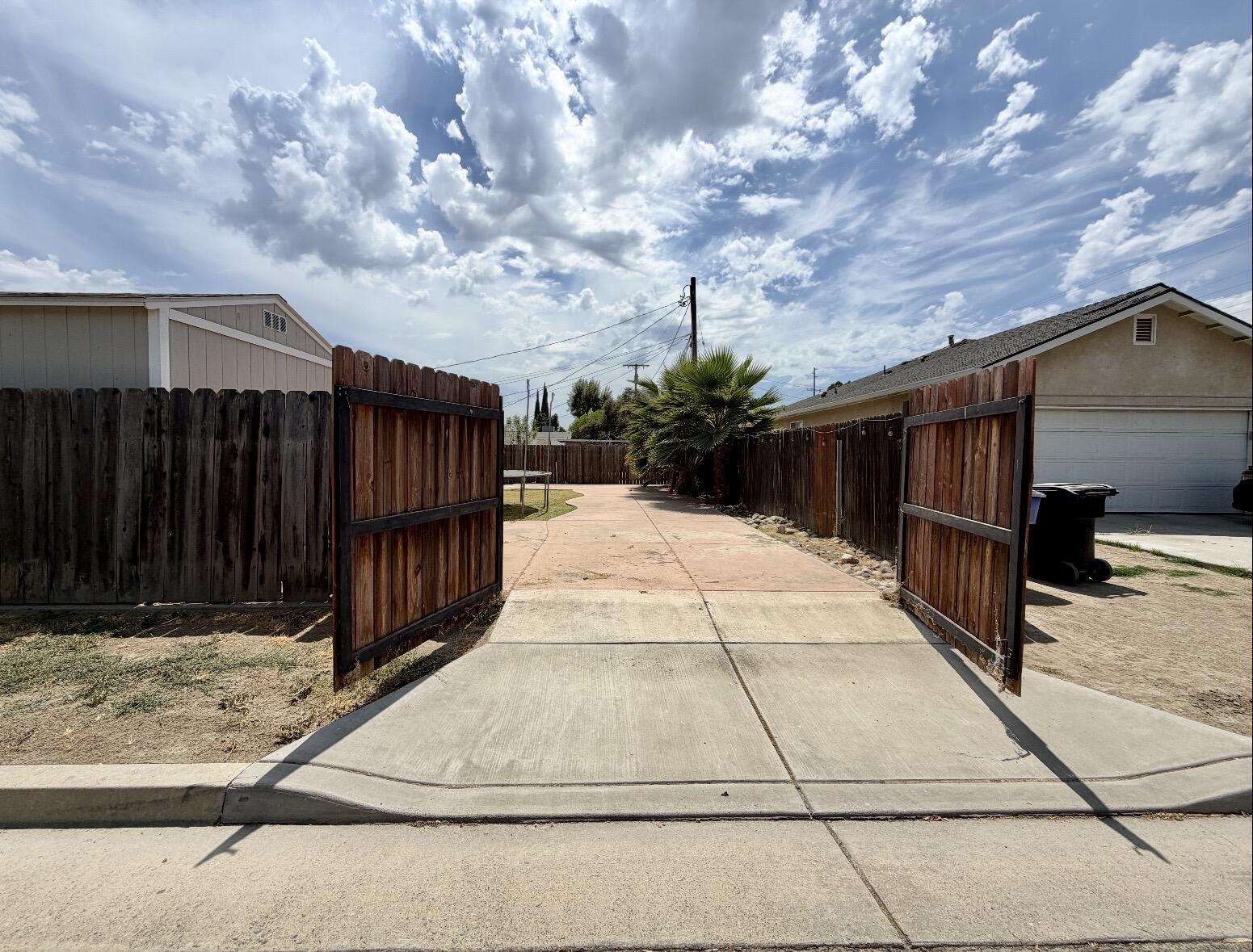1826 Mckinley Ave, Hanford, CA 93230