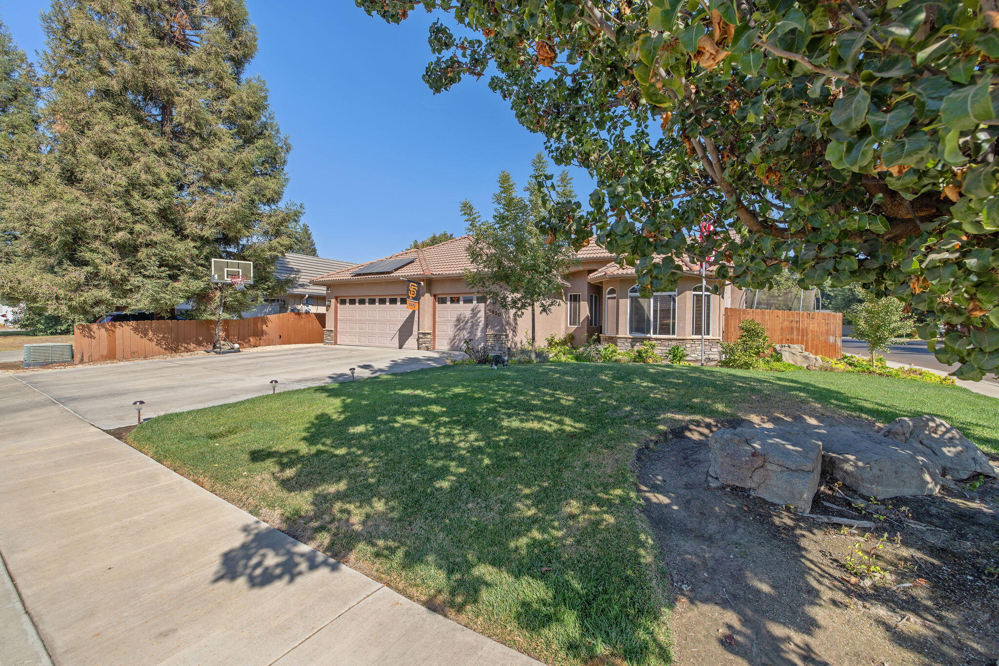 1930 E Monte Vista Ave, Visalia, CA 93292