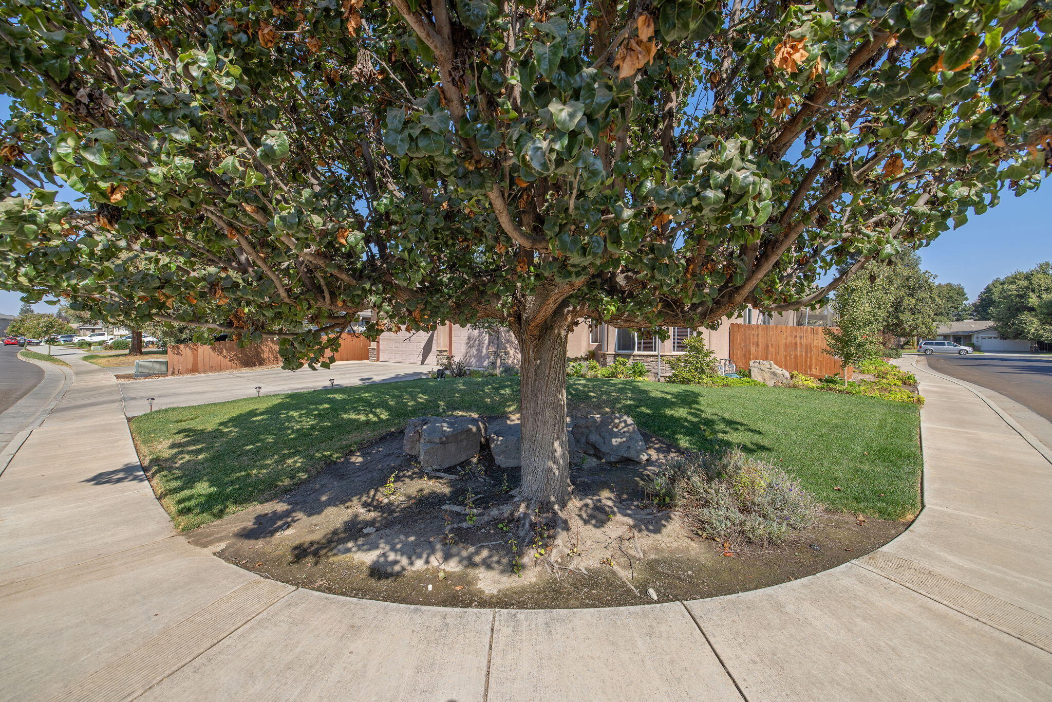 1930 E Monte Vista Ave, Visalia, CA 93292