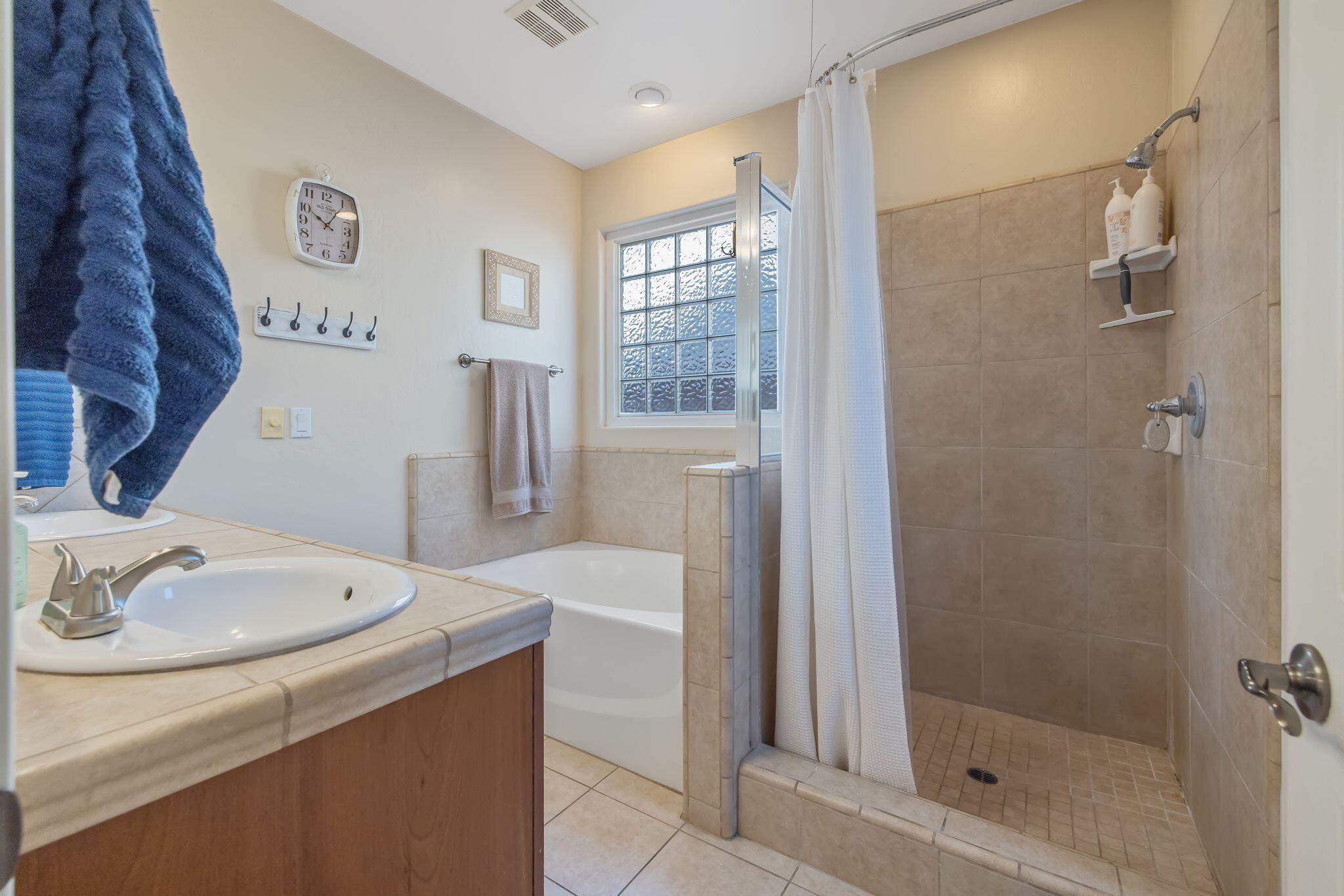 1930 E Monte Vista Ave, Visalia, CA 93292