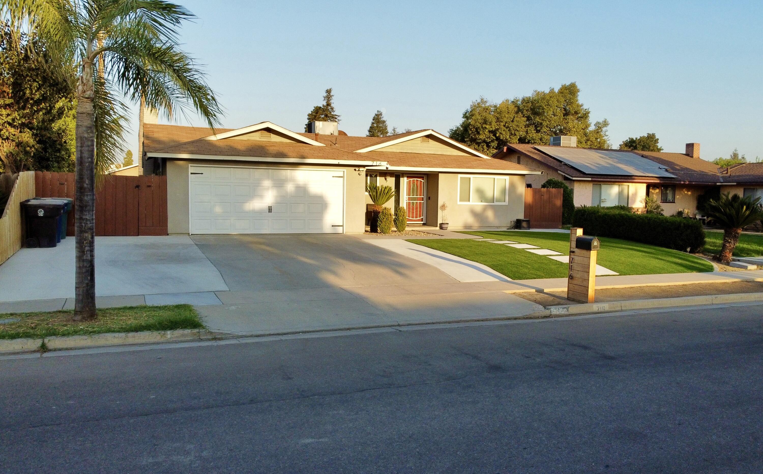 716 S Ametjian St, Tulare, CA 93274