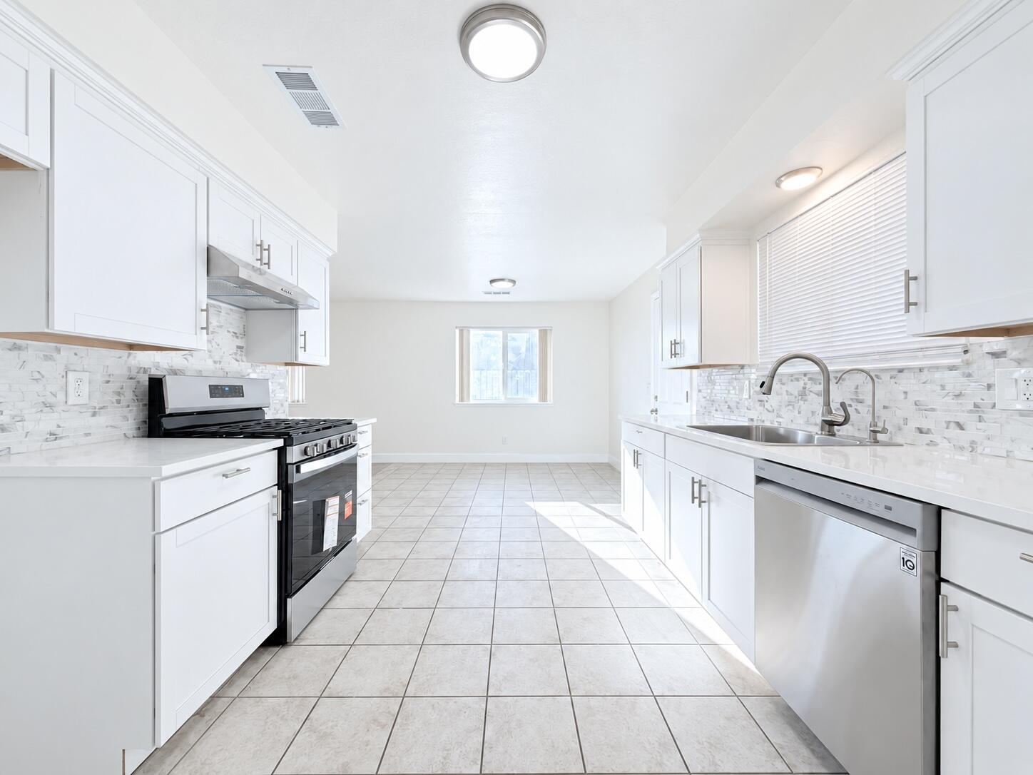3721 W Country Ave, Visalia, CA 93277