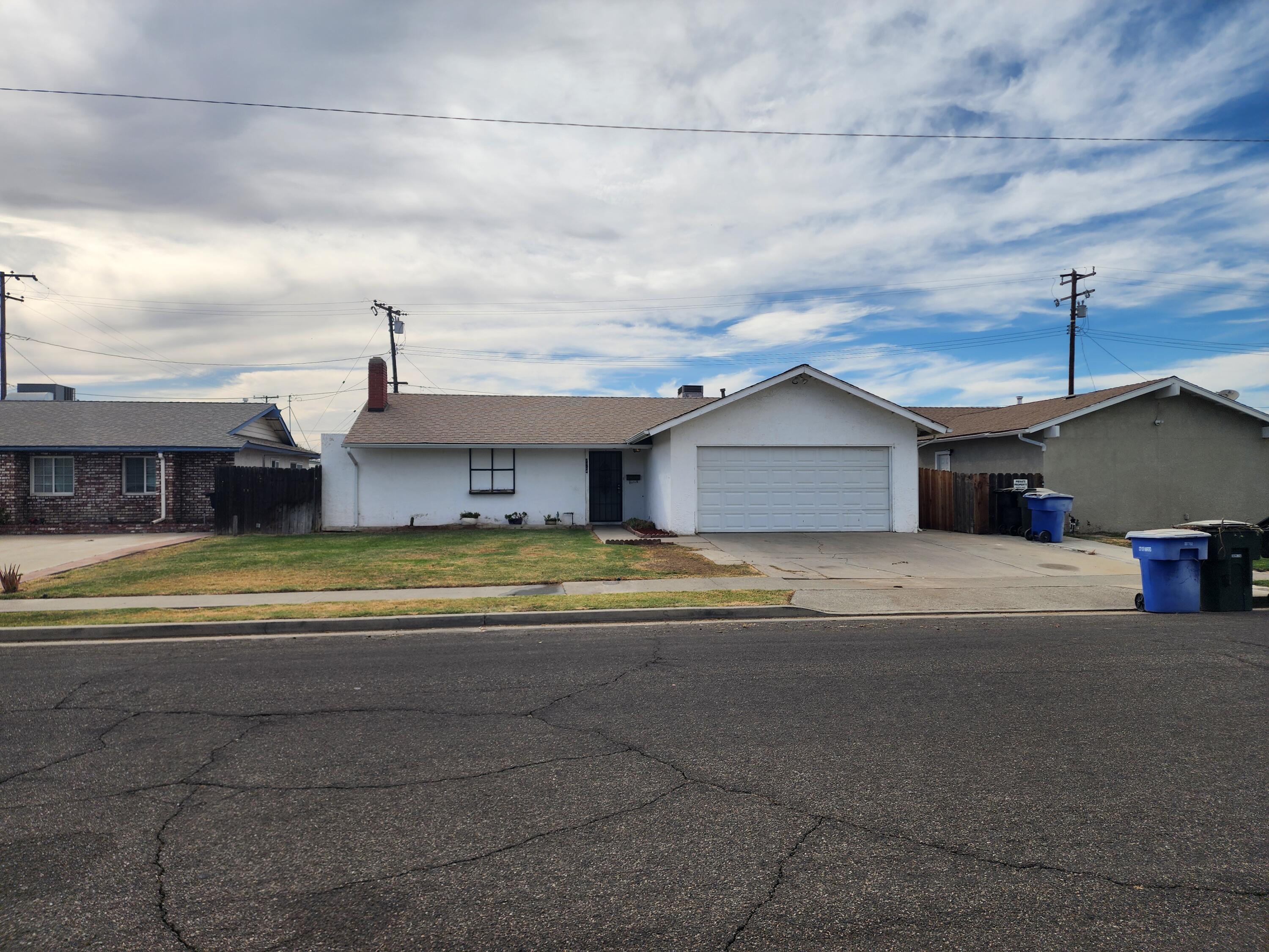 1124 Robin Ave, Hanford, CA 93230
