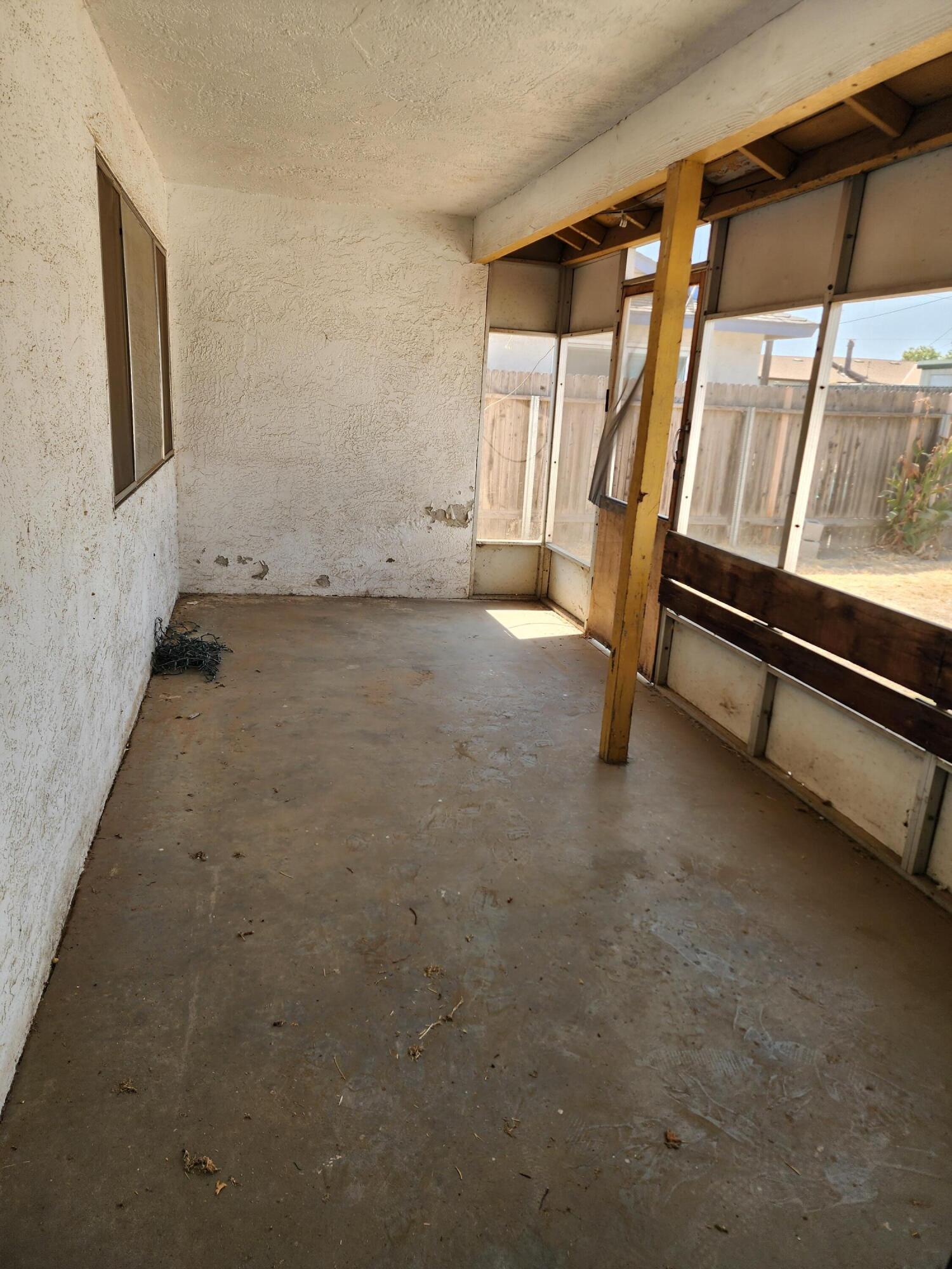 1124 Robin Ave, Hanford, CA 93230