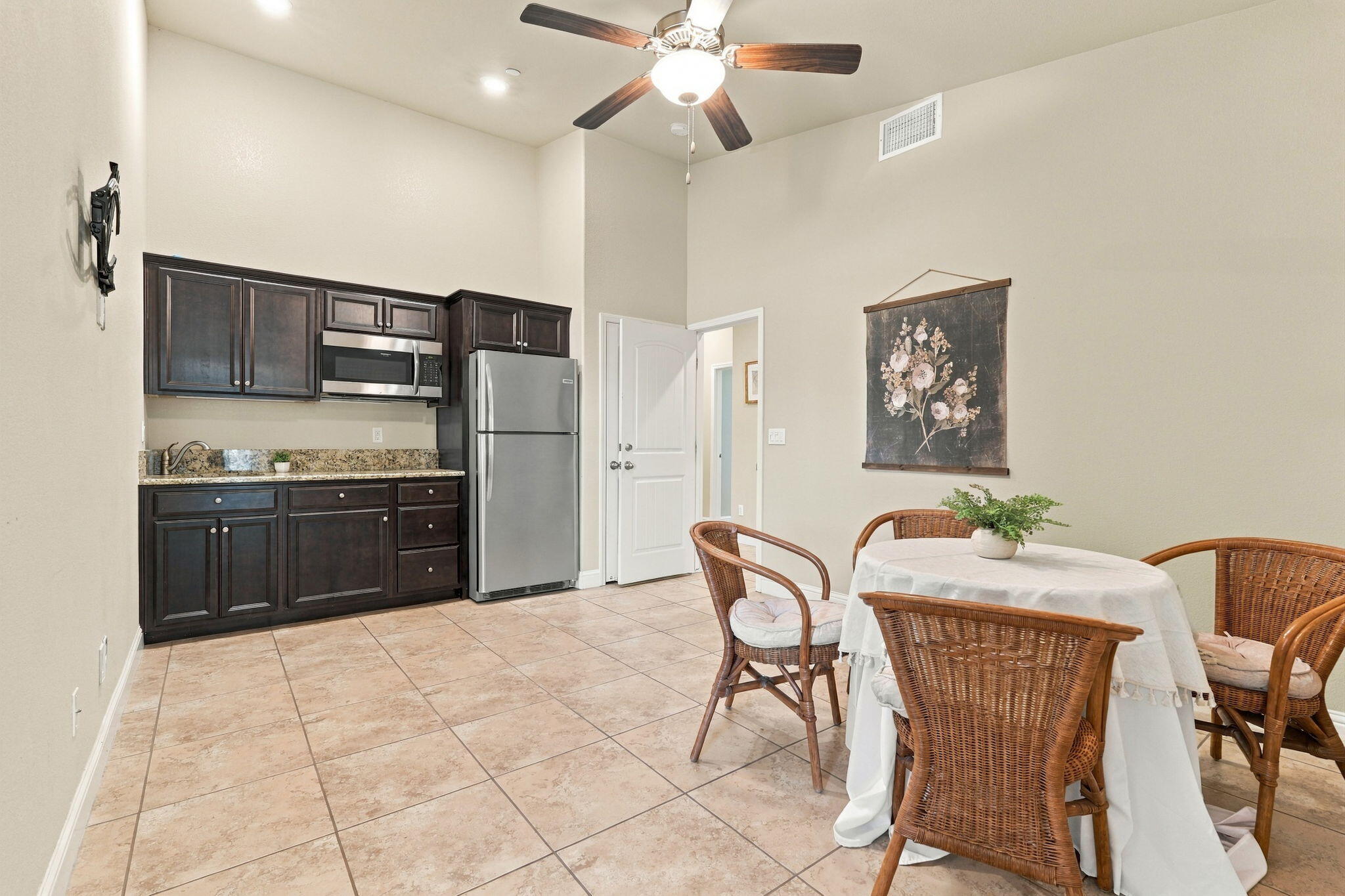 2548 N Chinowth St, Visalia, CA 93291