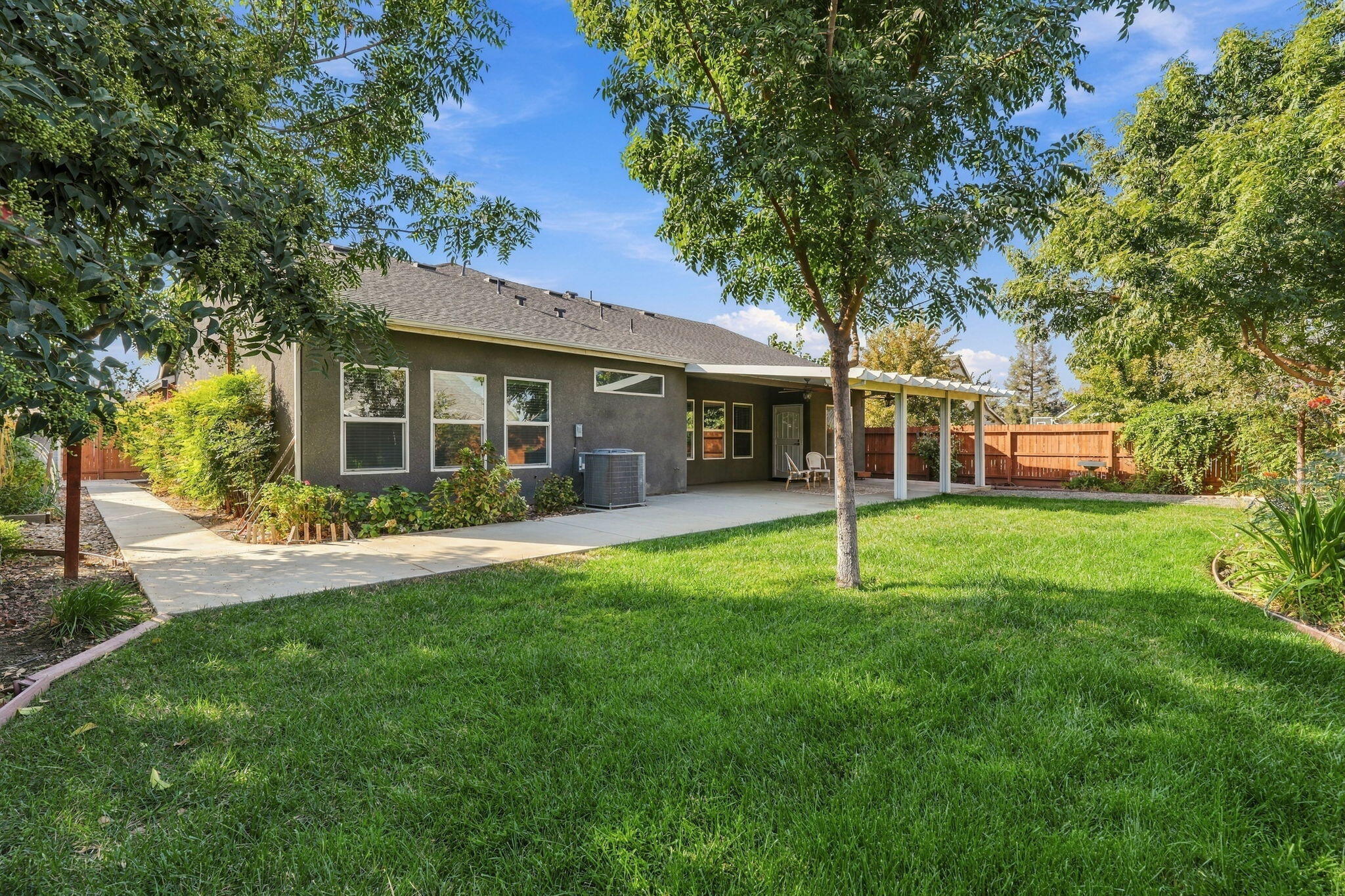 2548 N Chinowth St, Visalia, CA 93291