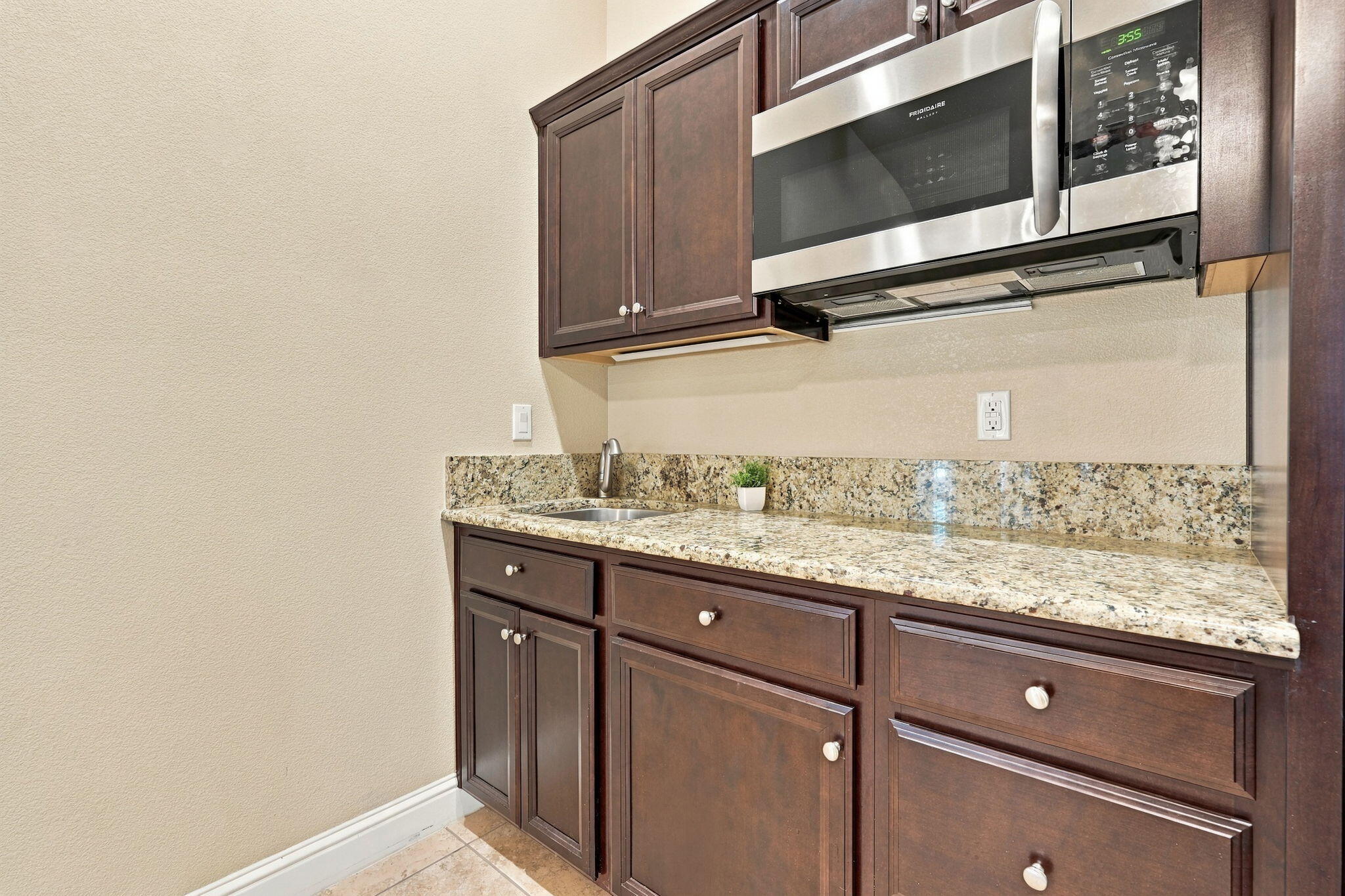 2548 N Chinowth St, Visalia, CA 93291