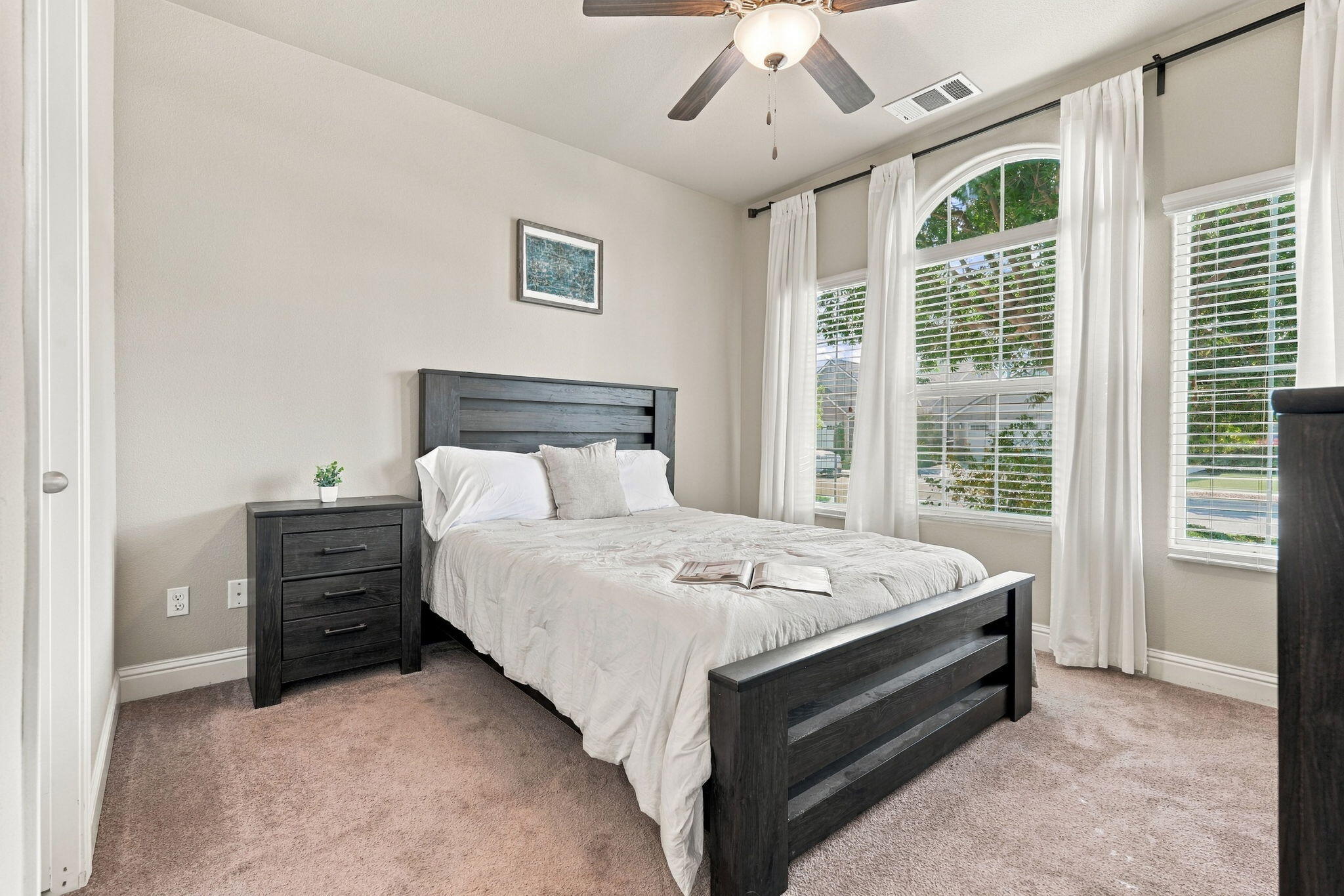 2548 N Chinowth St, Visalia, CA 93291