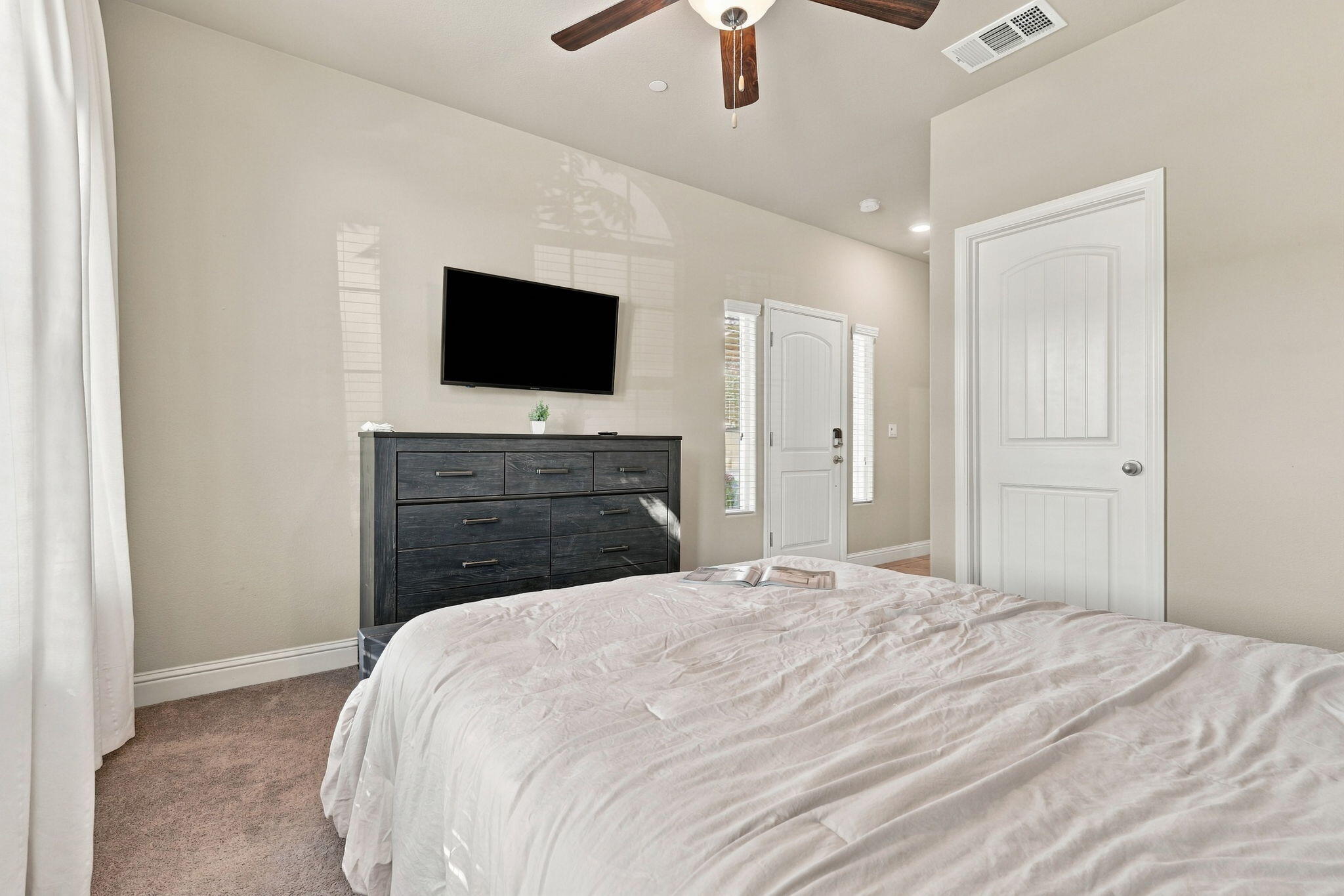 2548 N Chinowth St, Visalia, CA 93291