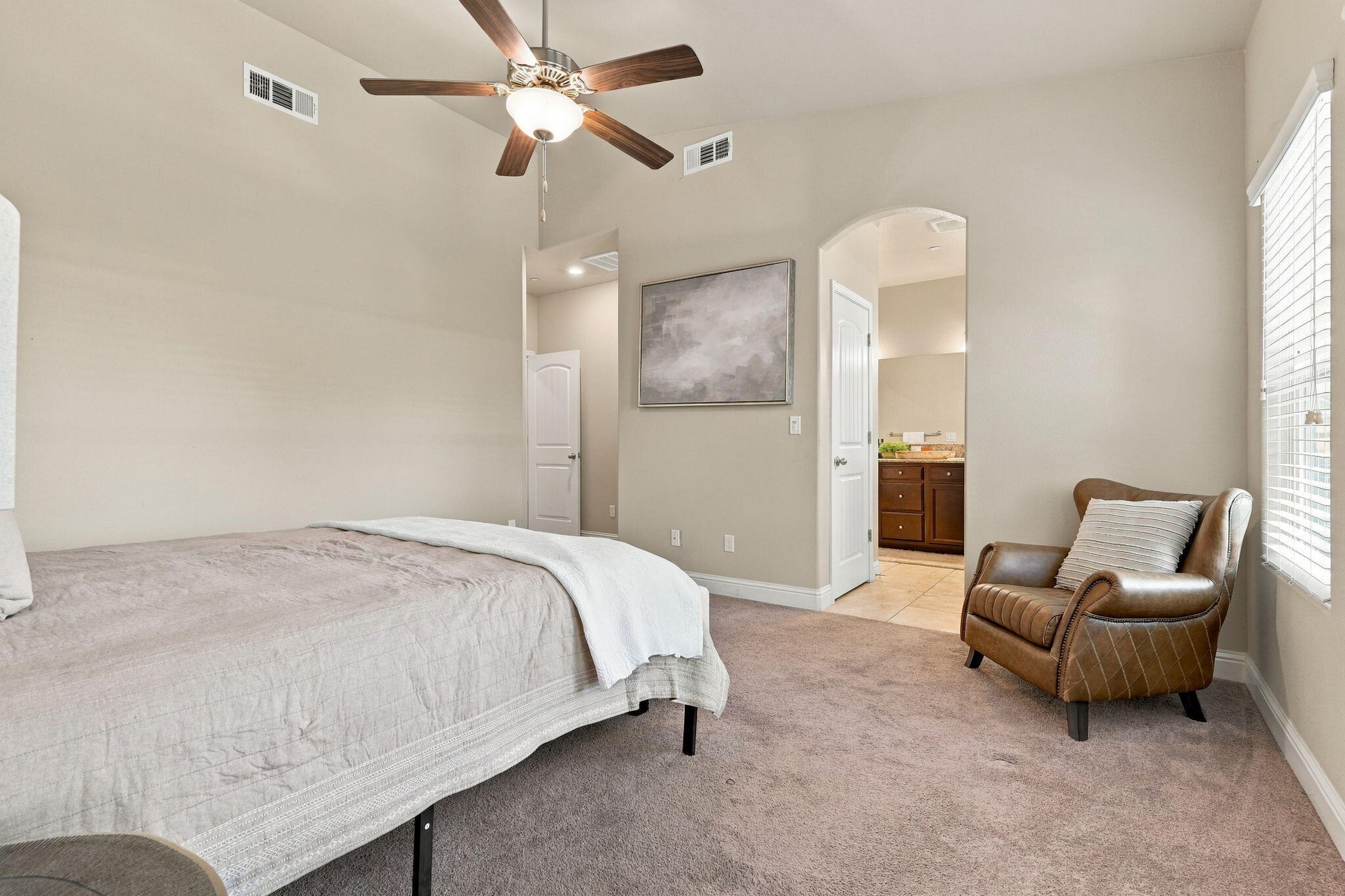 2548 N Chinowth St, Visalia, CA 93291