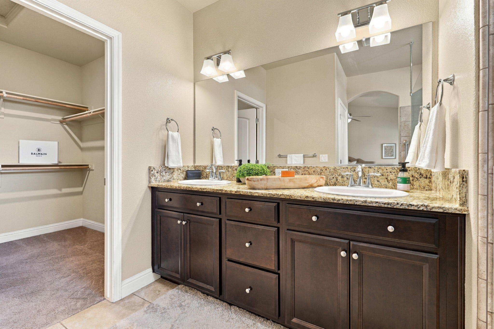 2548 N Chinowth St, Visalia, CA 93291