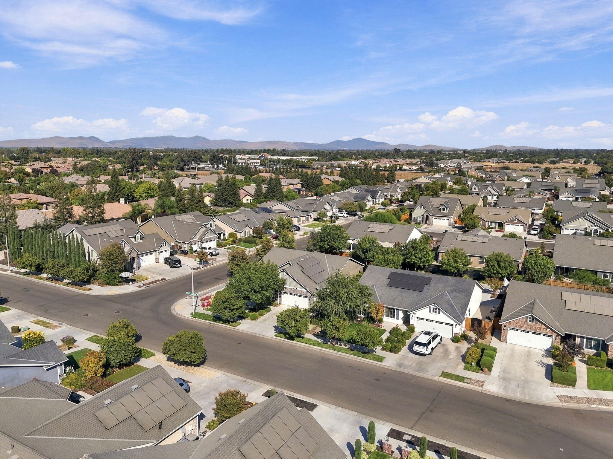 2548 N Chinowth St, Visalia, CA 93291