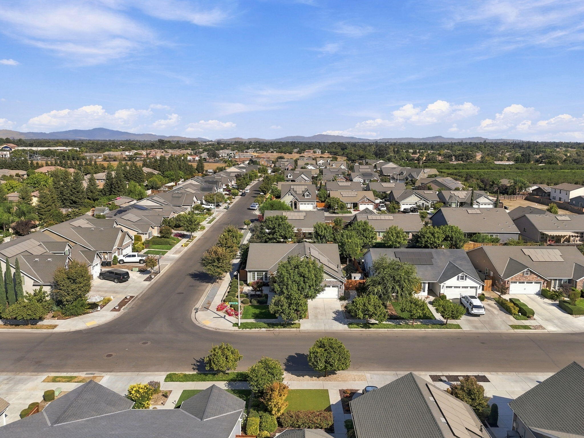 2548 N Chinowth St, Visalia, CA 93291