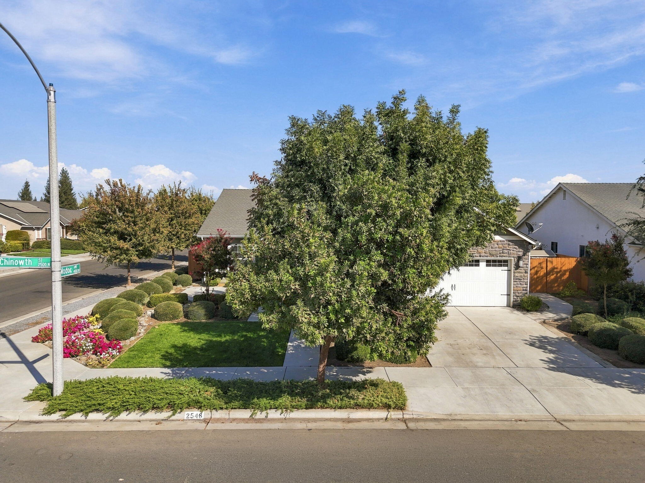 2548 N Chinowth St, Visalia, CA 93291