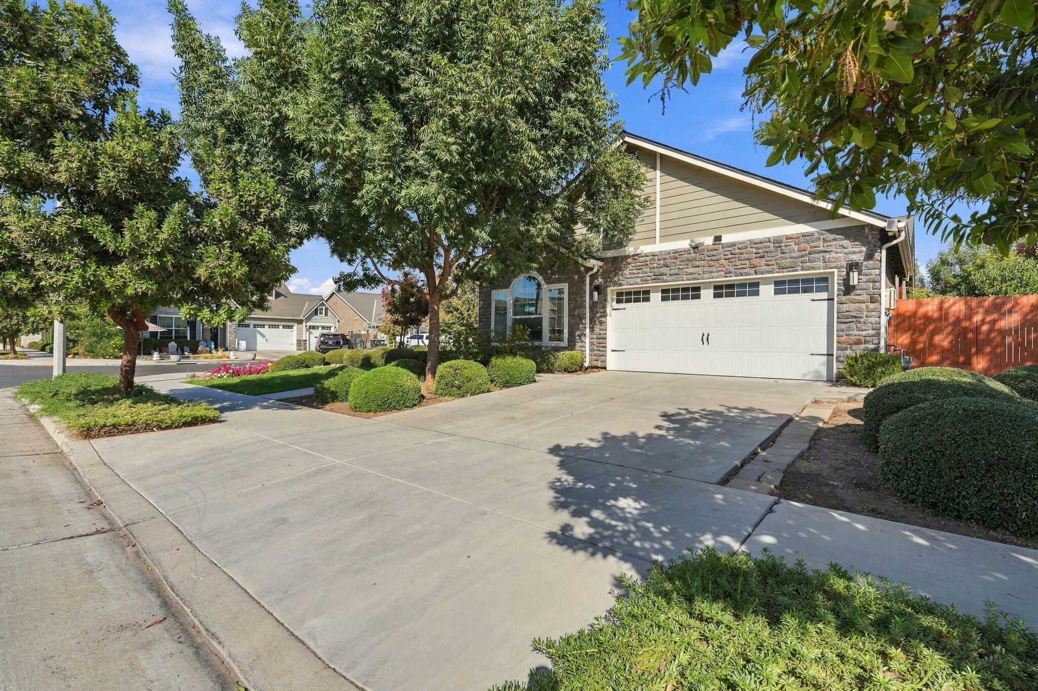 2548 N Chinowth St, Visalia, CA 93291