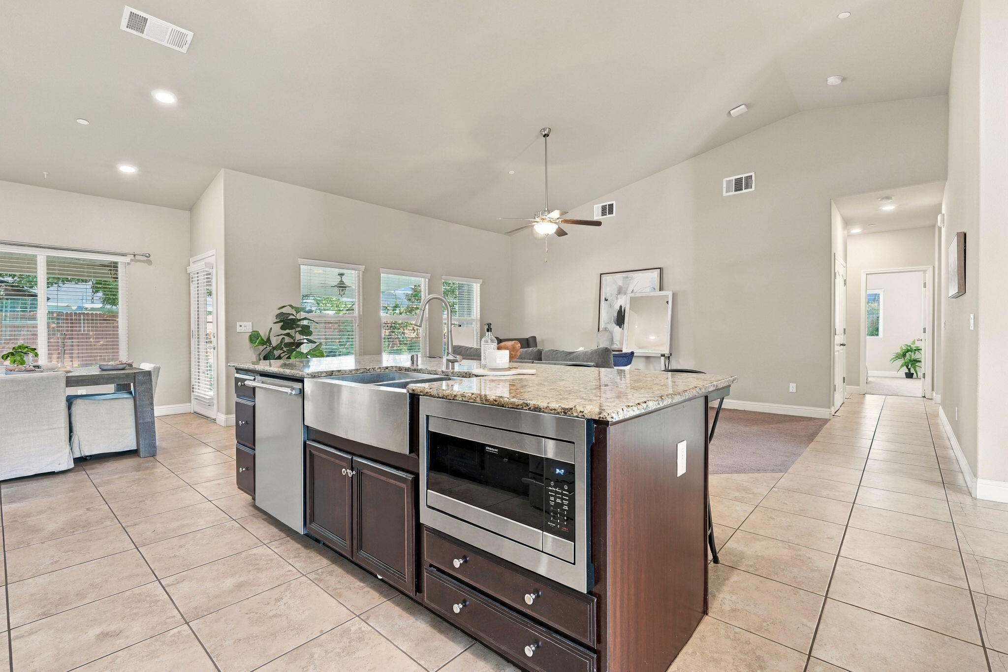 2548 N Chinowth St, Visalia, CA 93291