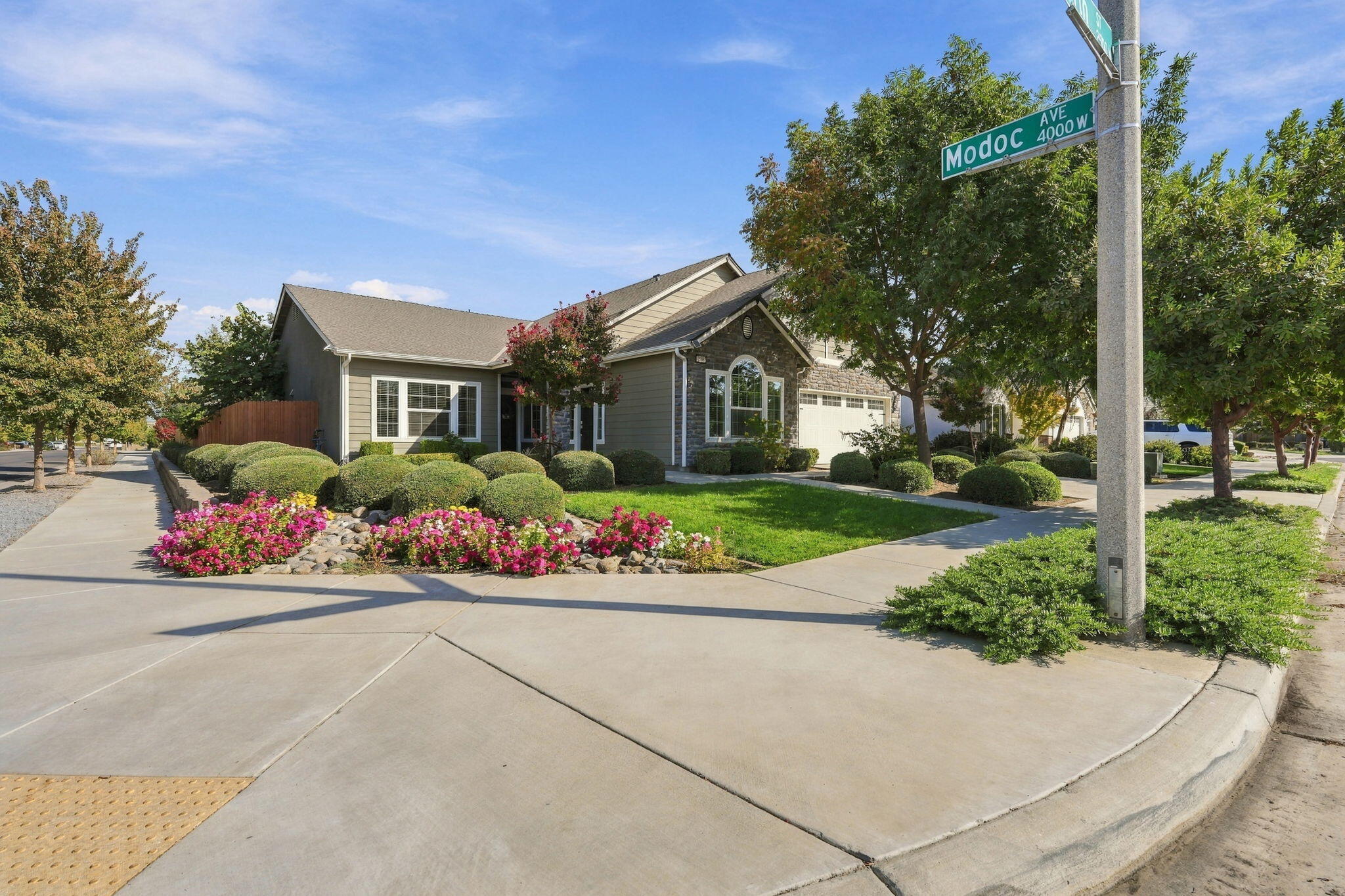 2548 N Chinowth St, Visalia, CA 93291
