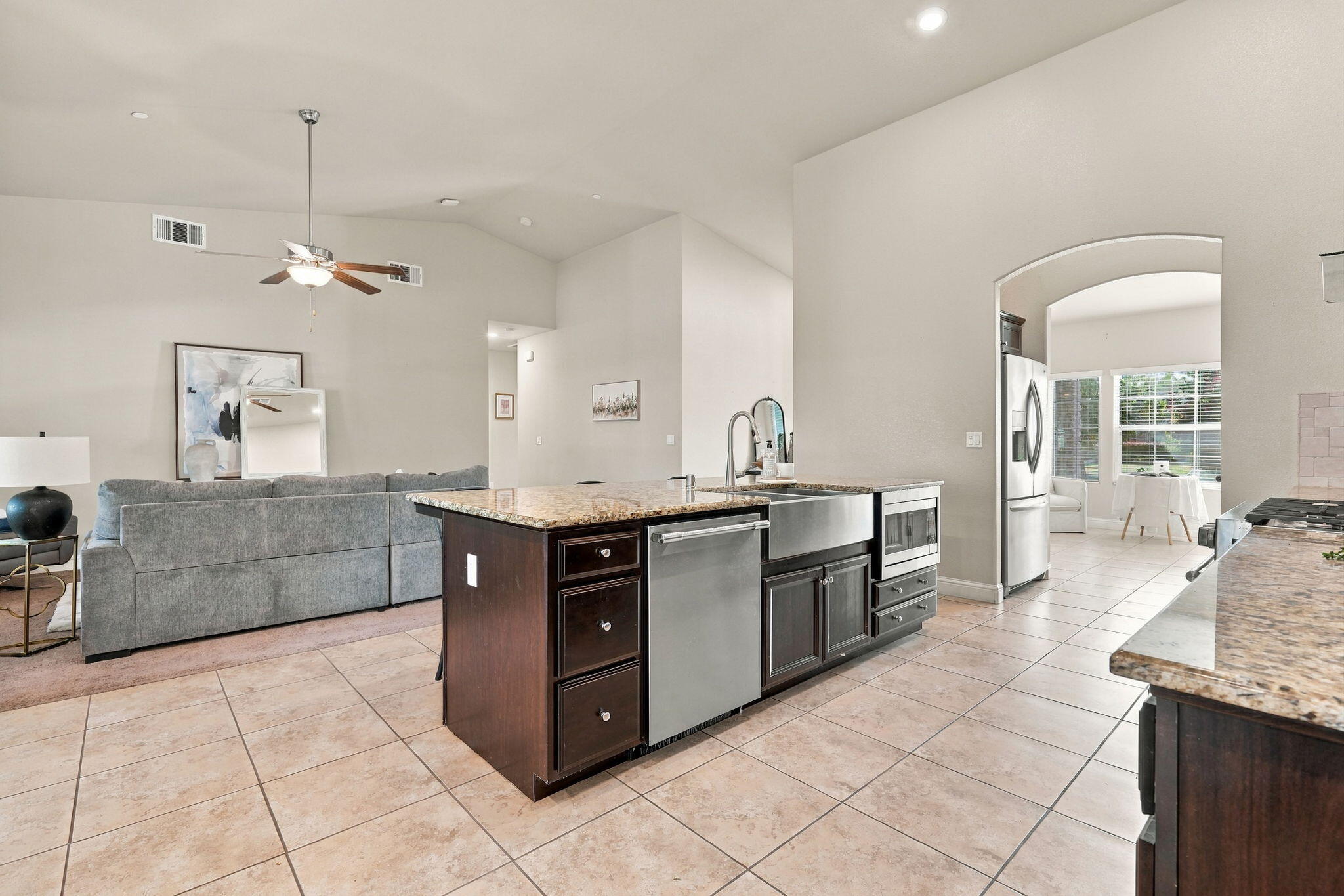2548 N Chinowth St, Visalia, CA 93291