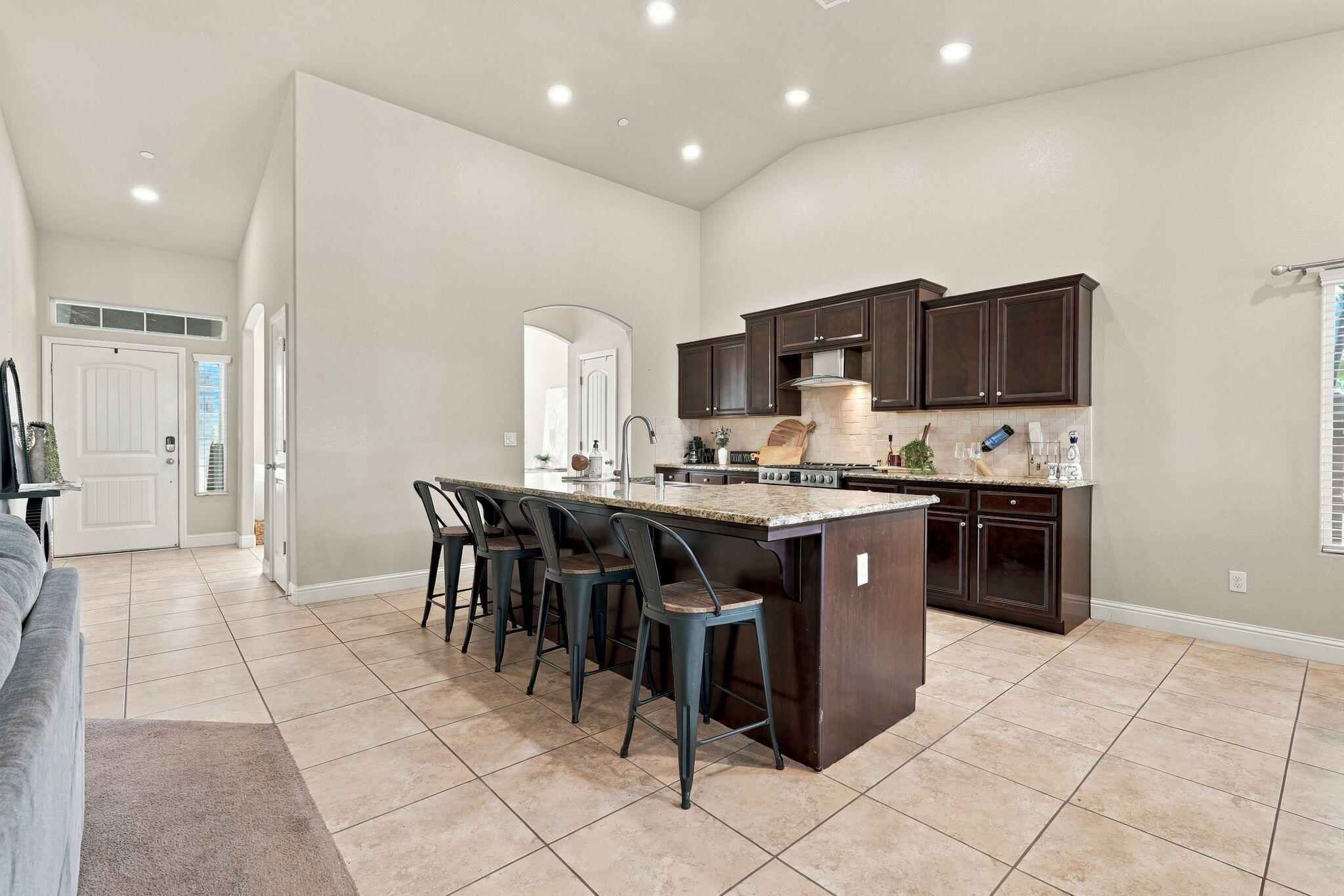 2548 N Chinowth St, Visalia, CA 93291