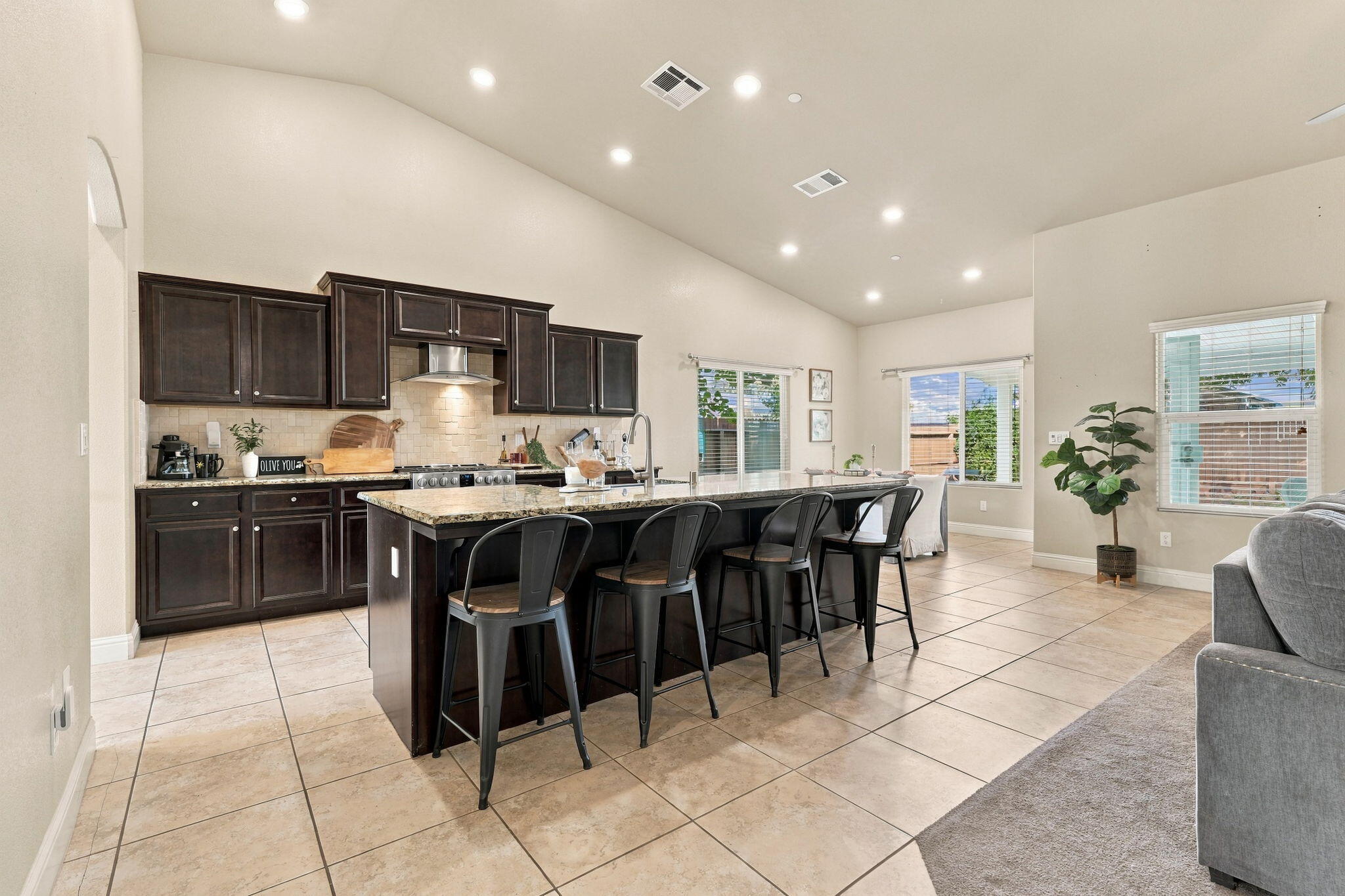 2548 N Chinowth St, Visalia, CA 93291