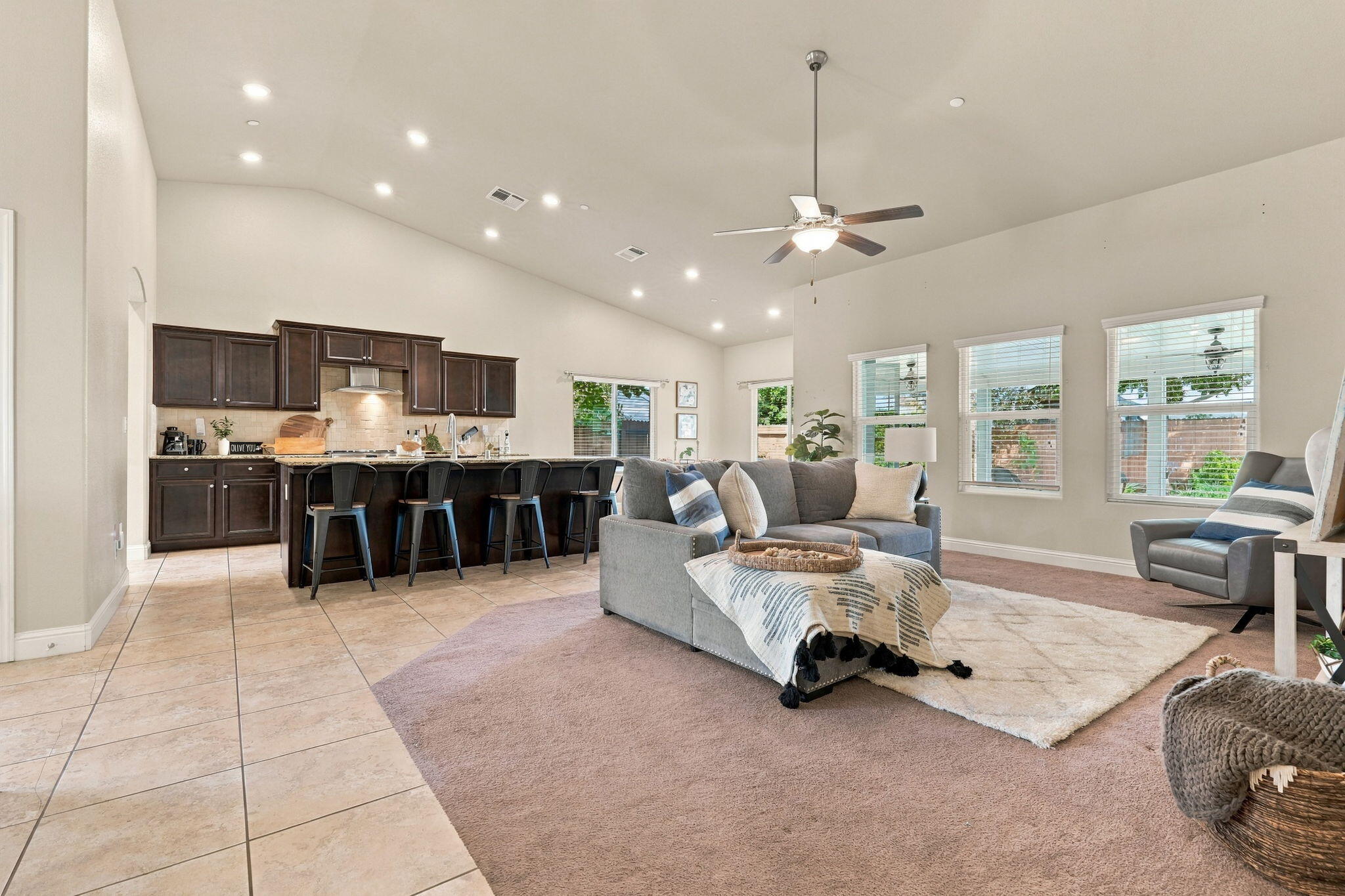 2548 N Chinowth St, Visalia, CA 93291