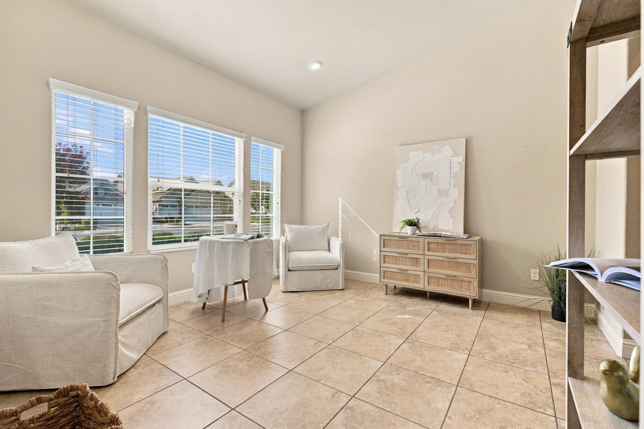 2548 N Chinowth St, Visalia, CA 93291