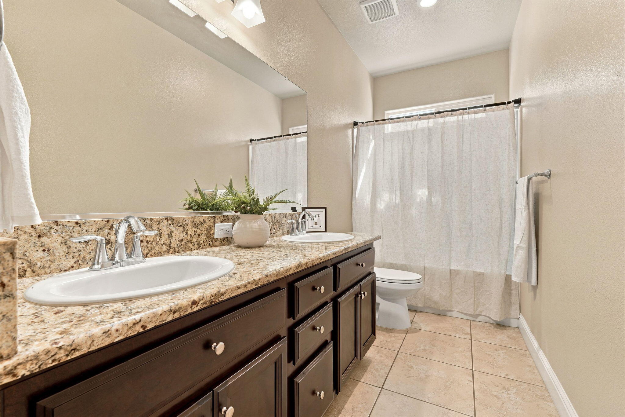 2548 N Chinowth St, Visalia, CA 93291
