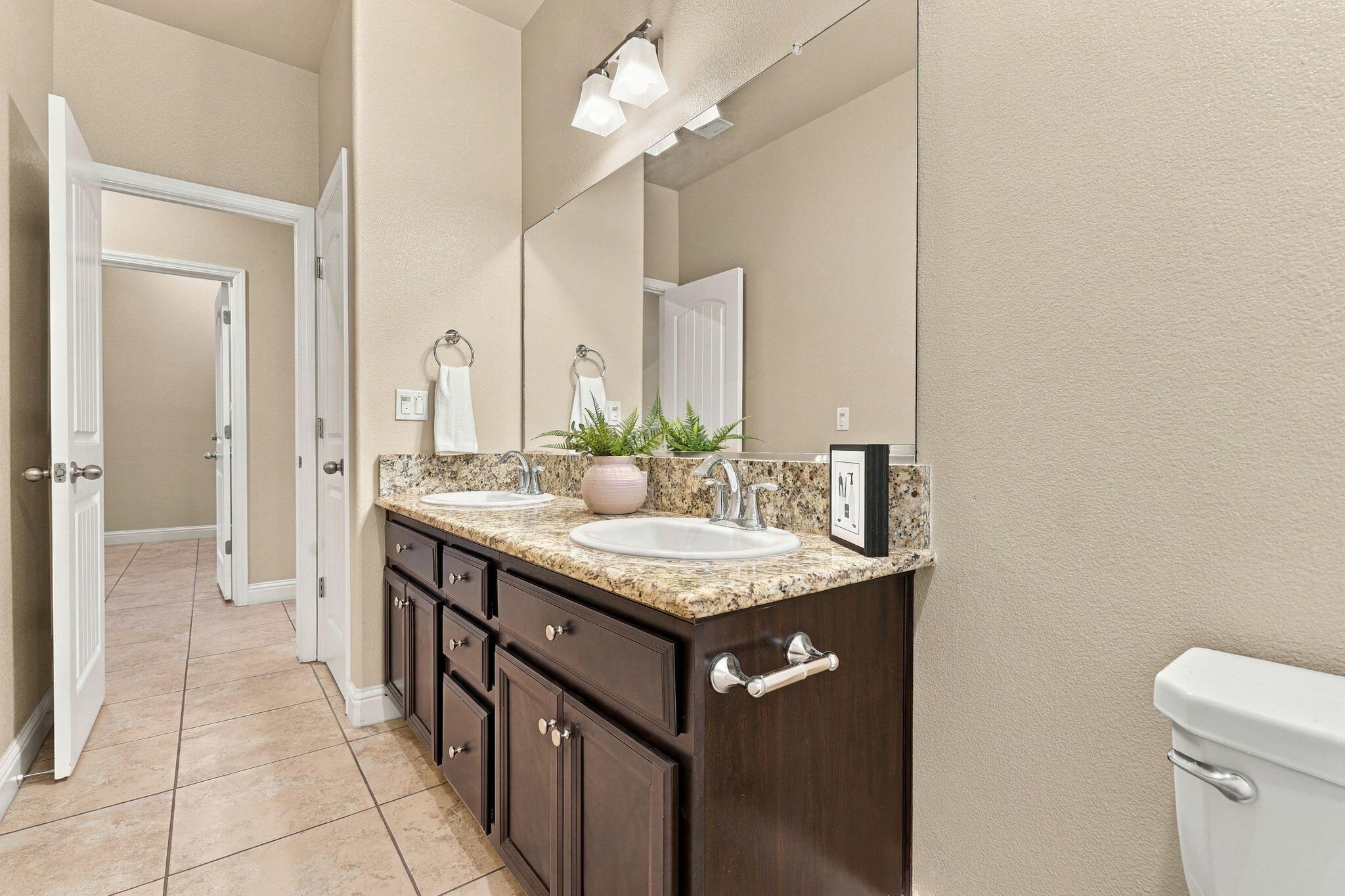2548 N Chinowth St, Visalia, CA 93291