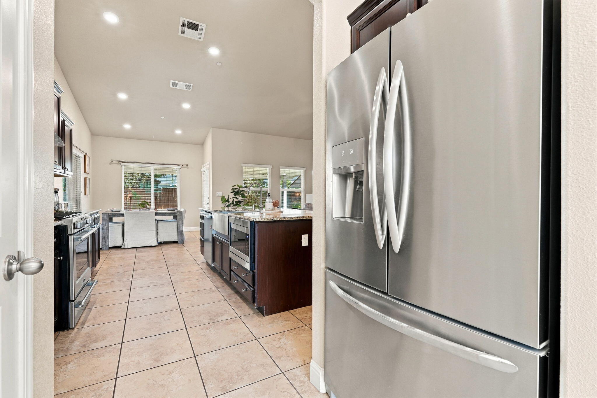 2548 N Chinowth St, Visalia, CA 93291