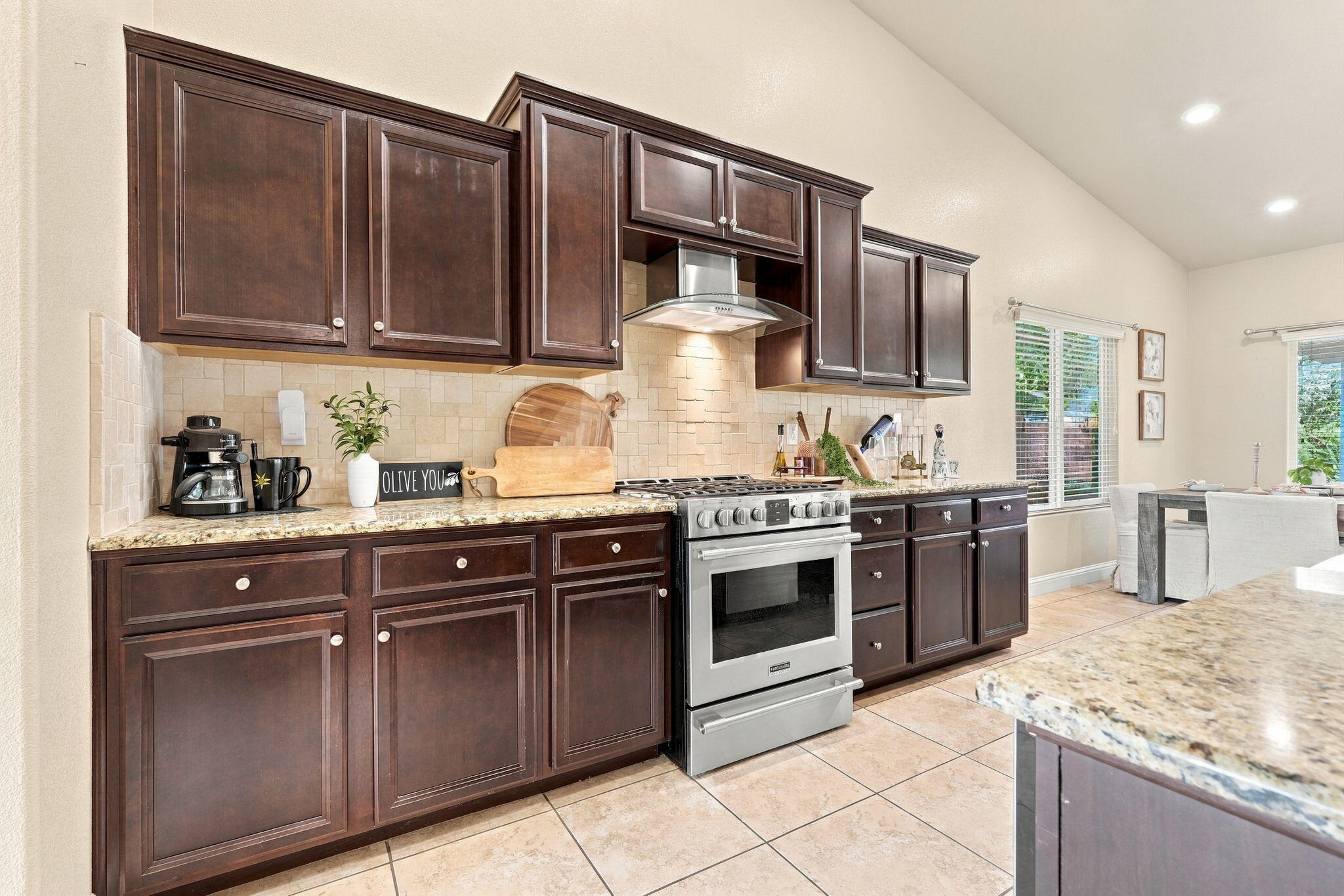 2548 N Chinowth St, Visalia, CA 93291