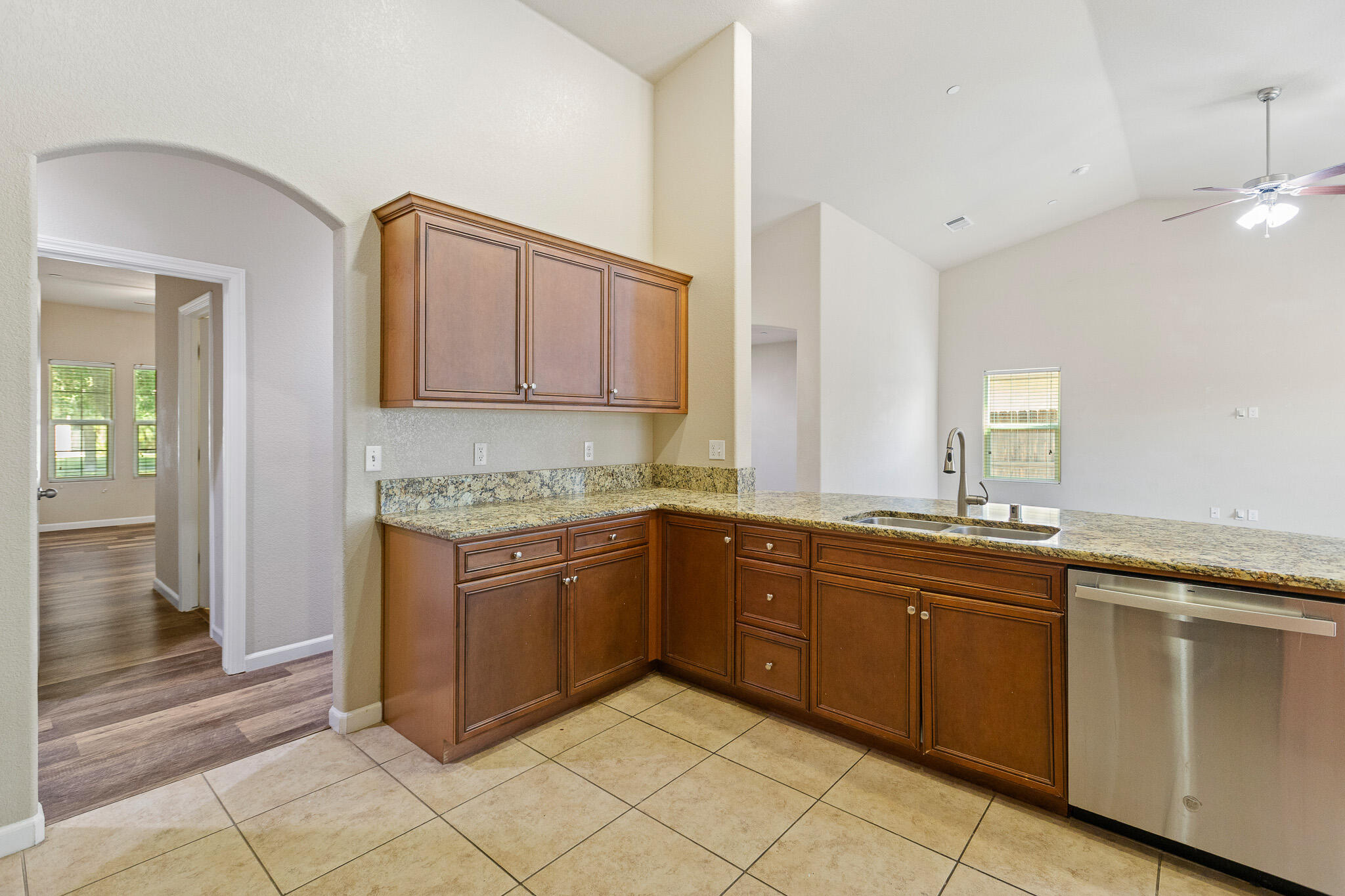 4039 W Buena Vista Ave, Visalia, CA 93291