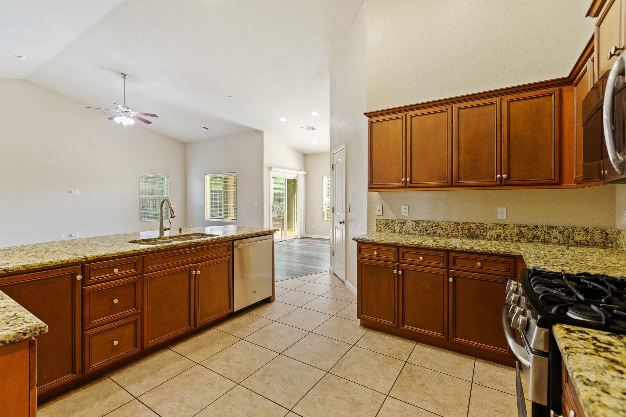 4039 W Buena Vista Ave, Visalia, CA 93291