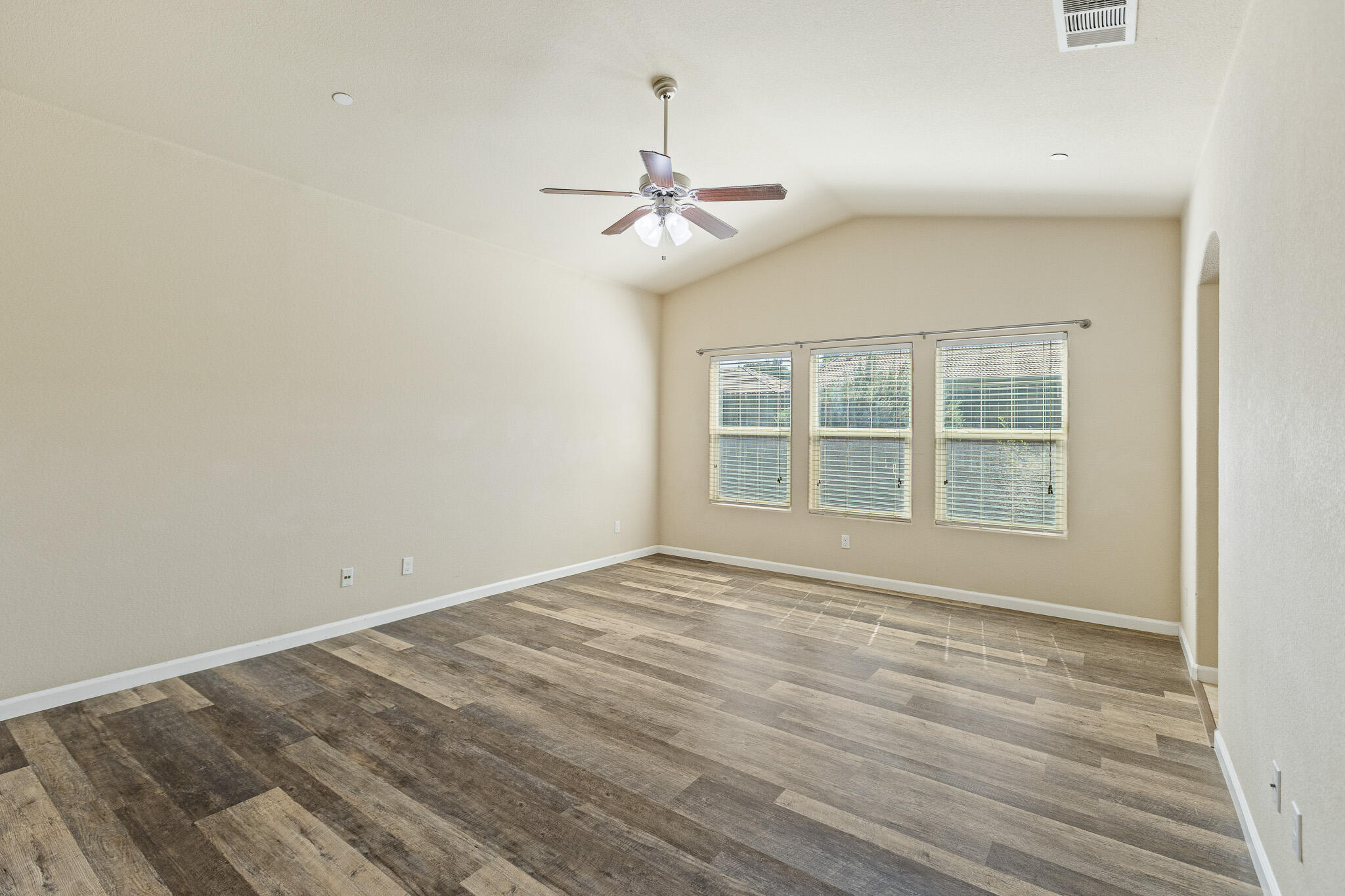 4039 W Buena Vista Ave, Visalia, CA 93291
