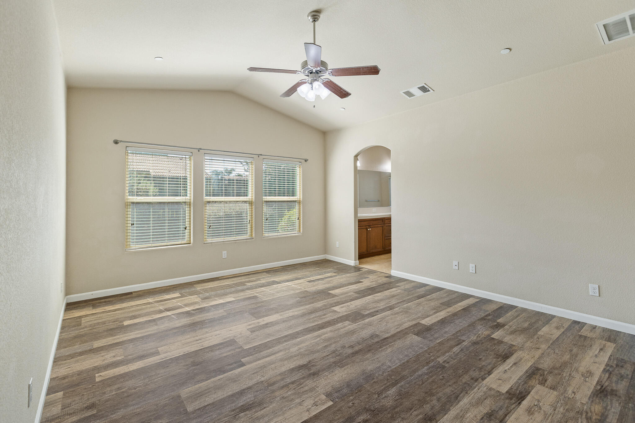 4039 W Buena Vista Ave, Visalia, CA 93291