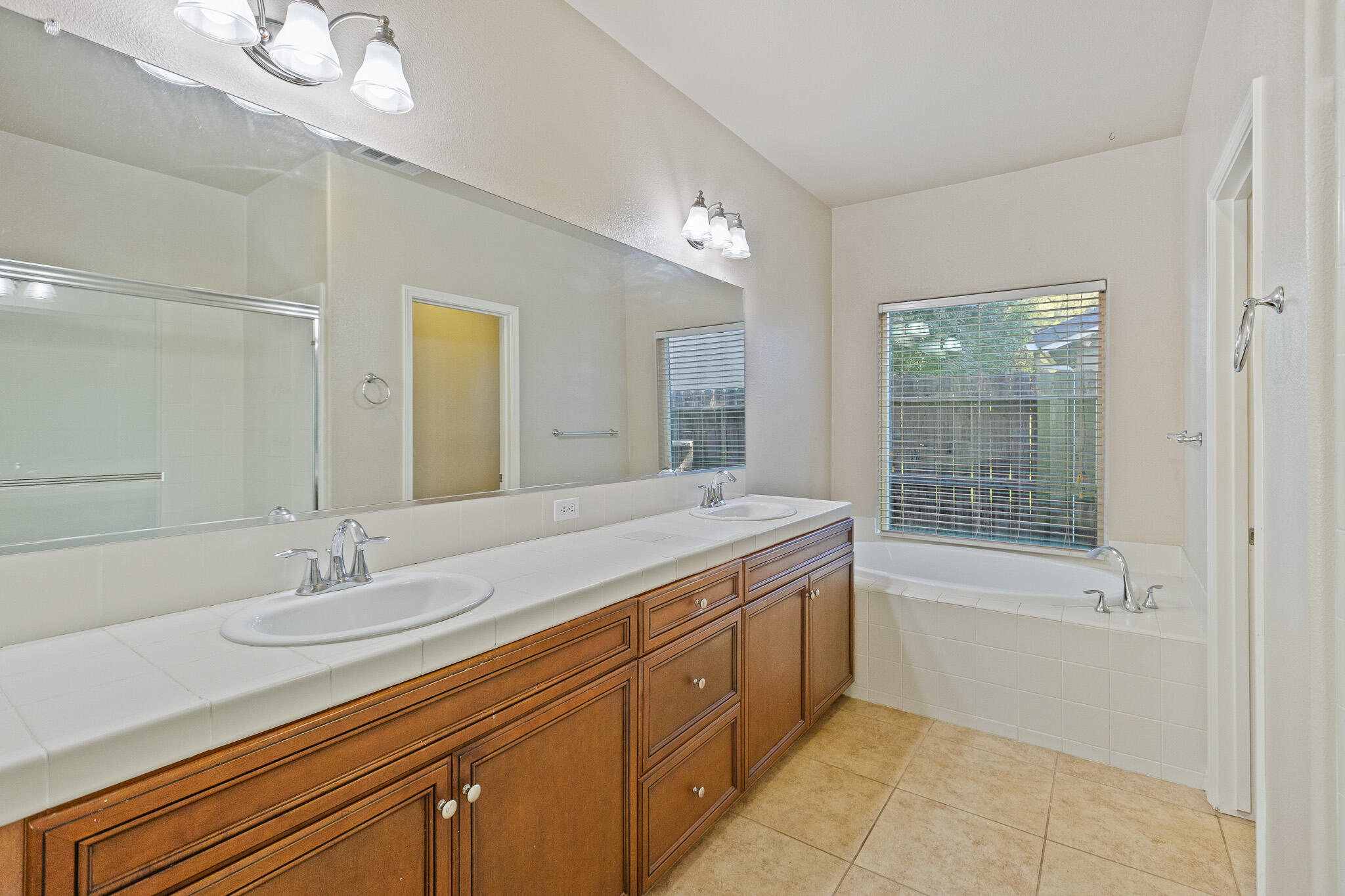 4039 W Buena Vista Ave, Visalia, CA 93291
