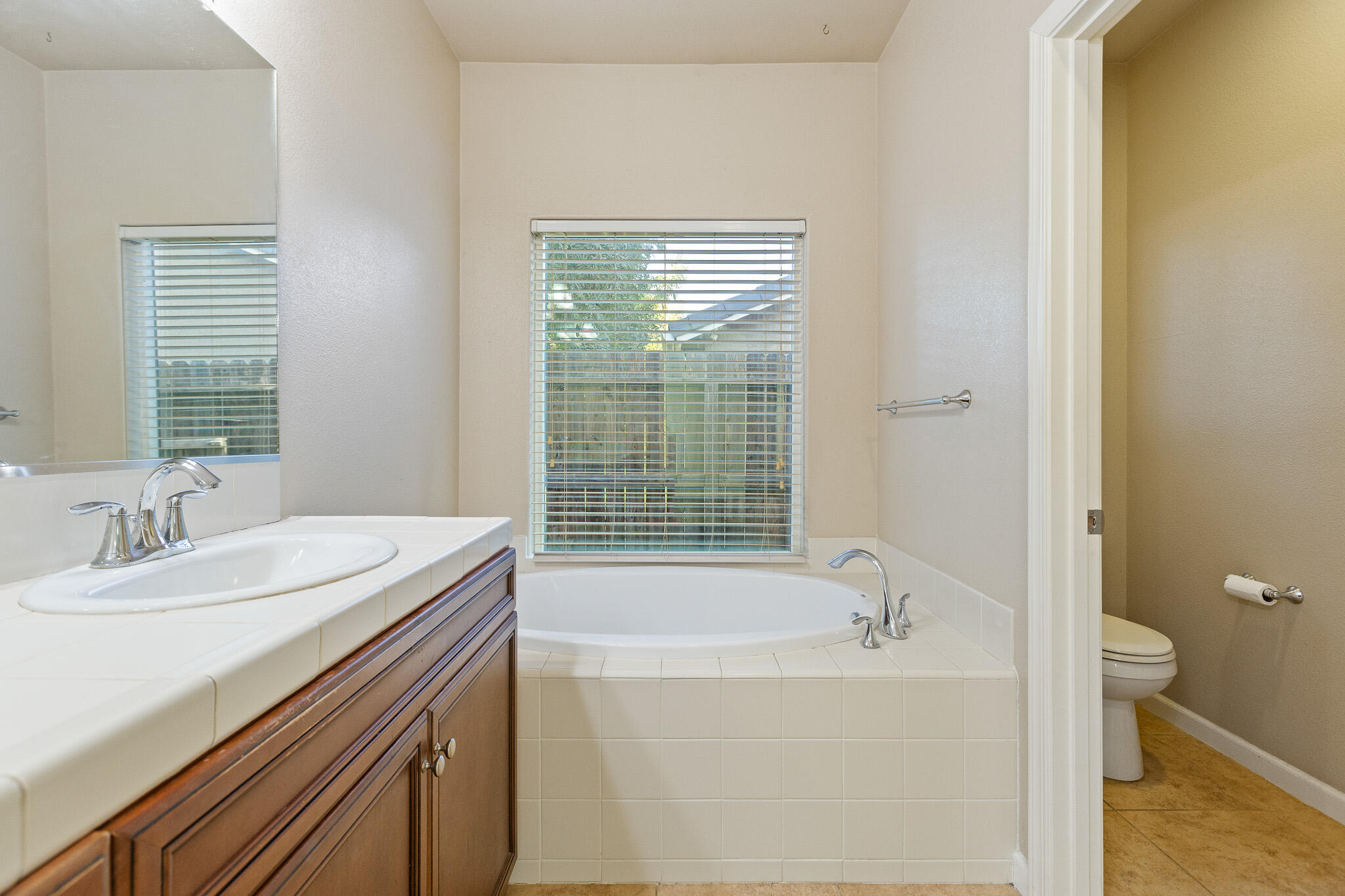 4039 W Buena Vista Ave, Visalia, CA 93291
